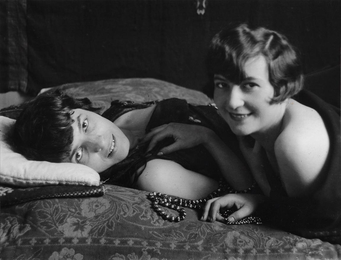 Black and White Photograph Andre Kertesz - Petites amies, Paris