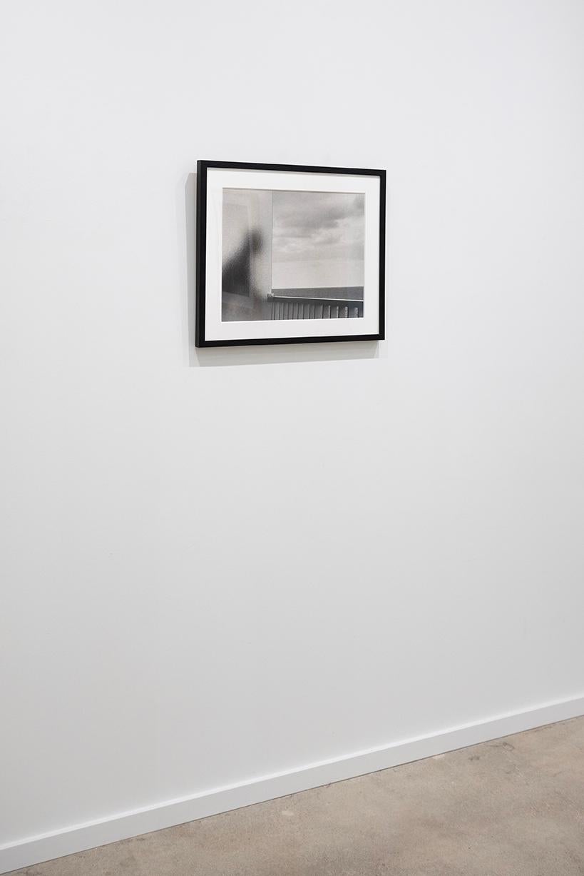 Martinique -  Figure, Silhouette, Frau, Abstrakt, Balkon, Himmel, Ozean, Fenster – Photograph von Andre Kertesz