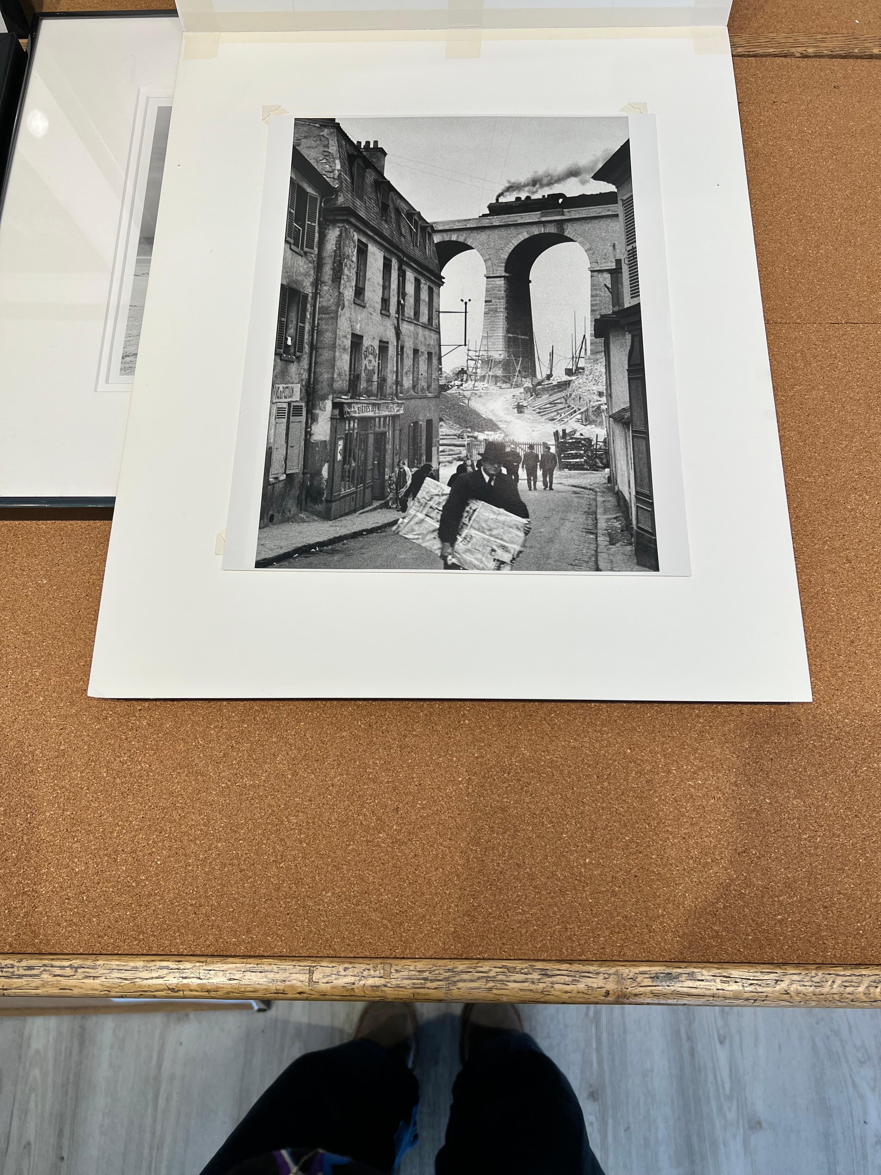 Stampa originale firmata dall'artista! Quest'opera molto importante emana un senso di alienazione con un aspetto surreale della composizione. Le opere dell'artista, e questa in particolare, sono presenti in molte collezioni di musei importanti, tra