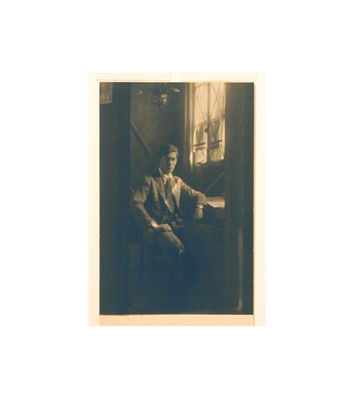 Porträt eines jungen Mannes – Photograph von Andre Kertesz