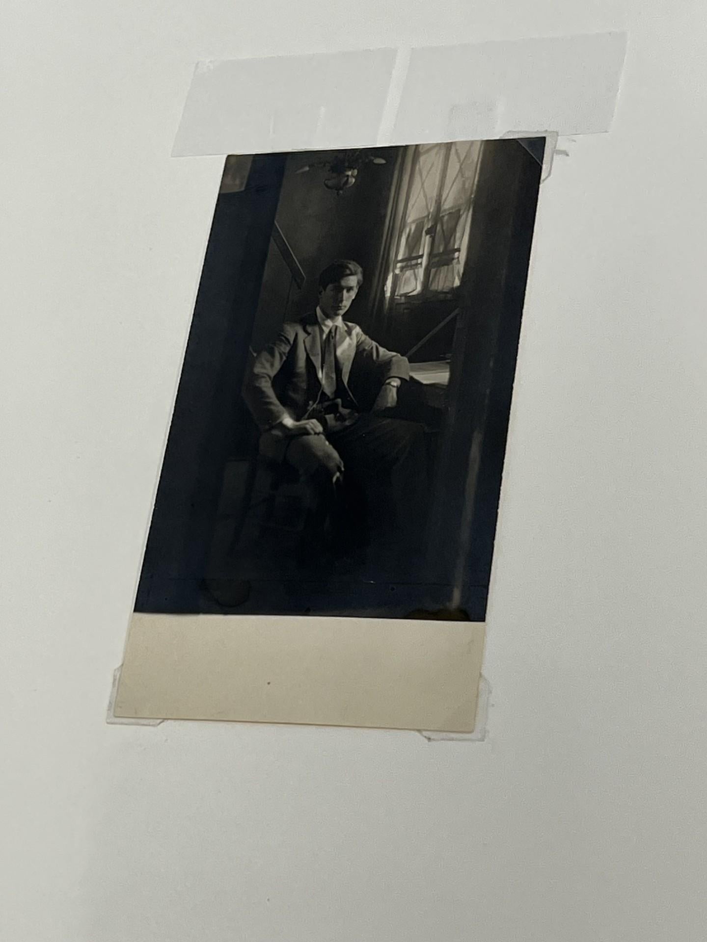 Porträt eines jungen Mannes (Braun), Black and White Photograph, von Andre Kertesz