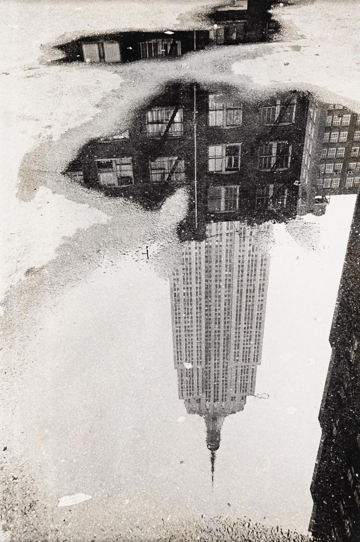 Black and White Photograph Andre Kertesz - Flaque d'eau, Empire State Building, 1967