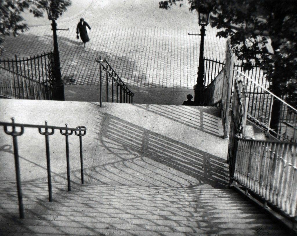 Black and White Photograph di Andre Kertesz - Scale di Montmartre, Parigi, 1926