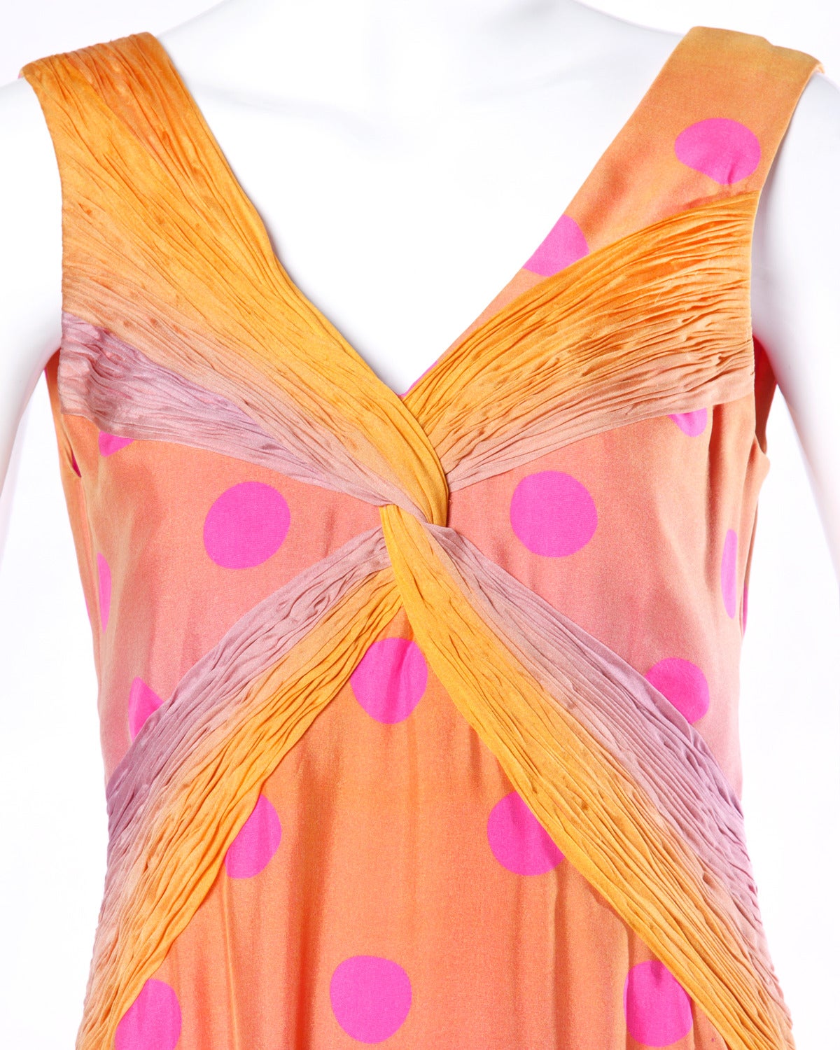 Impresionante maxi vestido de alta costura vintage de Andre Laug con detalles escritos a mano en el interior del vestido. Esta pieza está numerada y probablemente fue una pieza de alta costura personalizada para un cliente. Tela de seda cremosa
