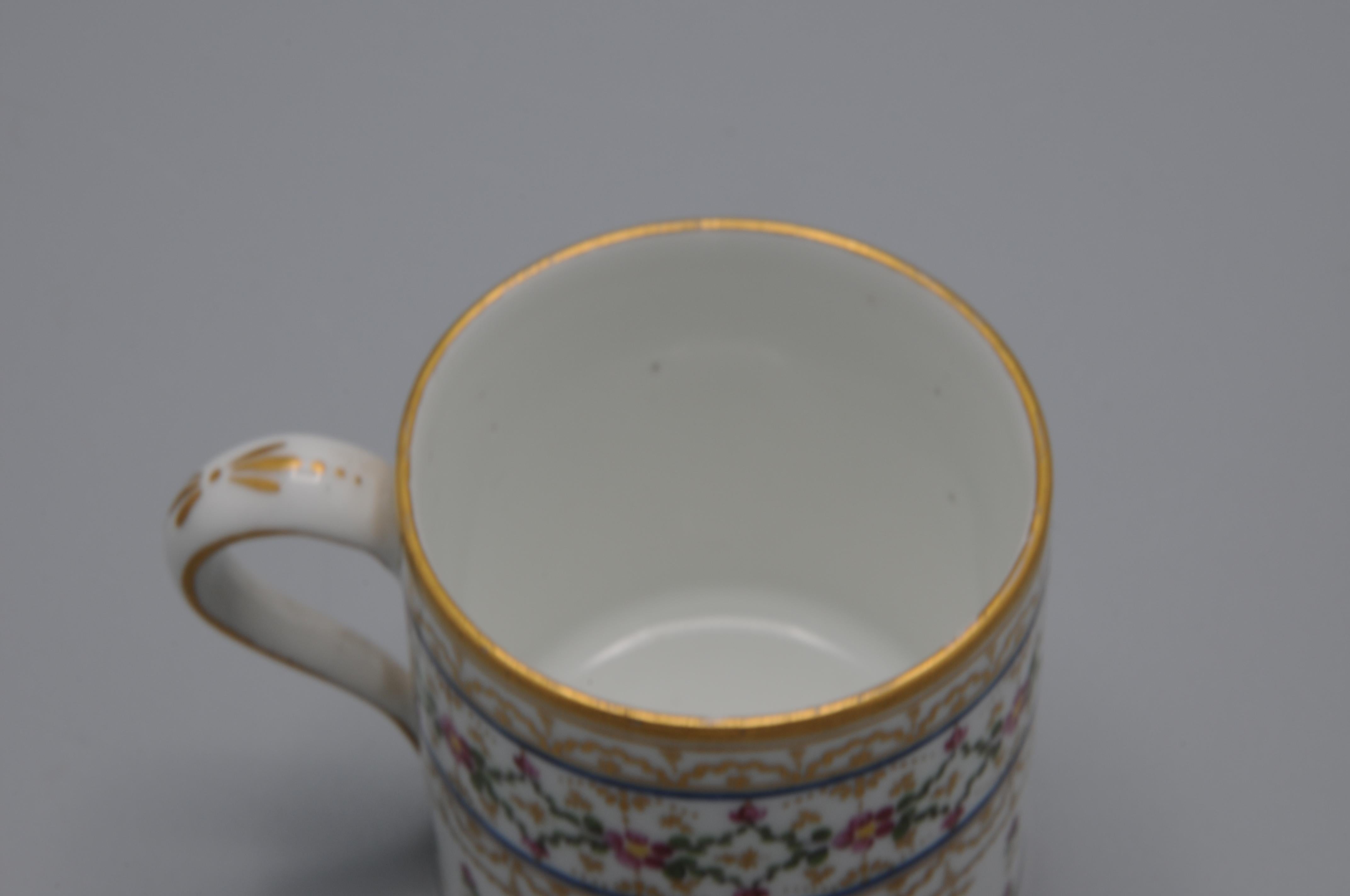 André Leboeuf, Manufacture à la Reine' - Cup and saucer 'Litron', late 18th For Sale 4