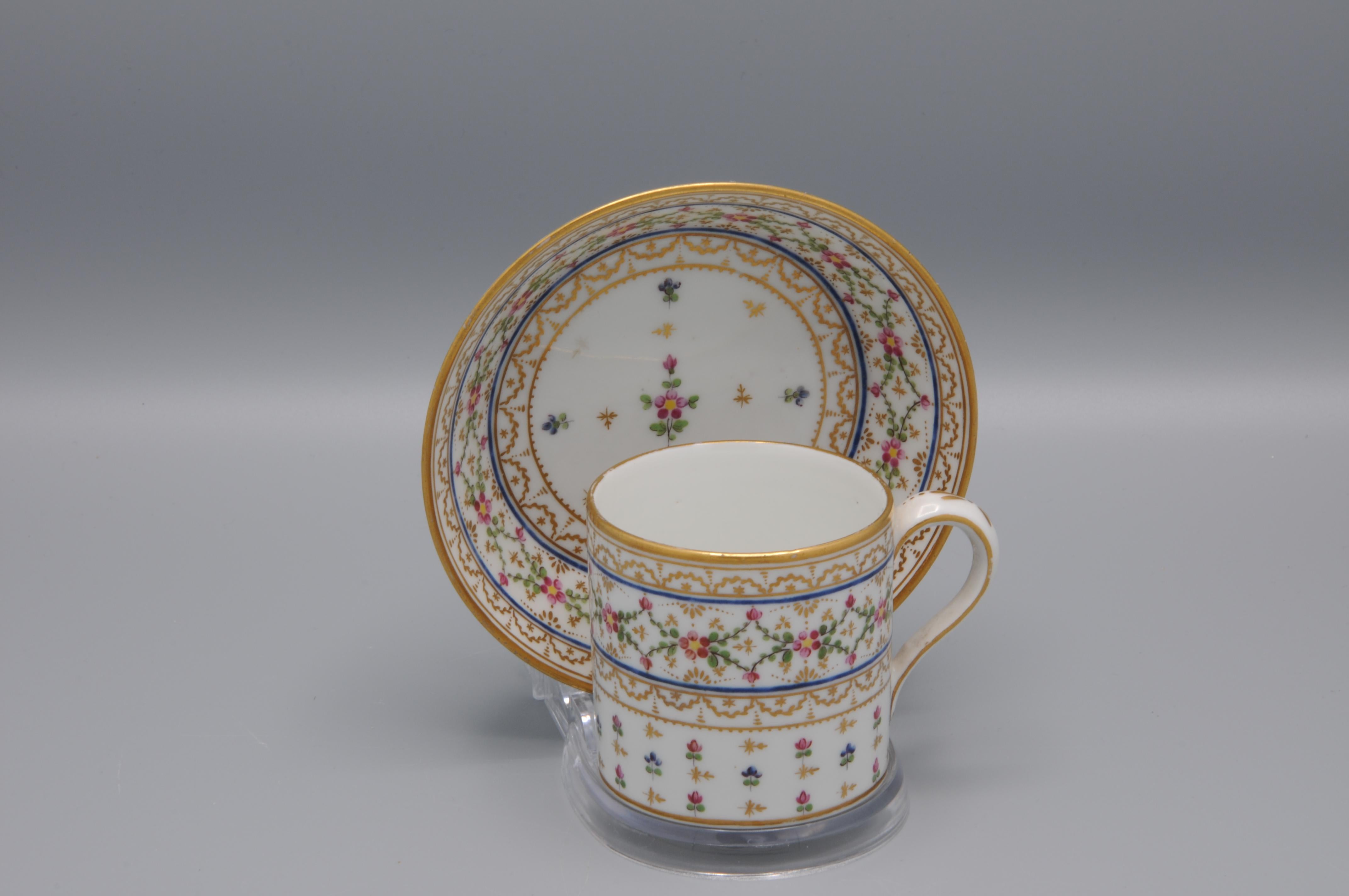 Sehr schöne Tasse und Untertasse des Modells Litron, von Manufacture à la Reine rue Thiroux.
ca. 1785-1790.
Raffinierte und aufwendige Verzierung mit Blumengirlanden und vergoldeten Ornamenten.
Schwache, gekrönte A-Marke auf der Unterseite. 

Die