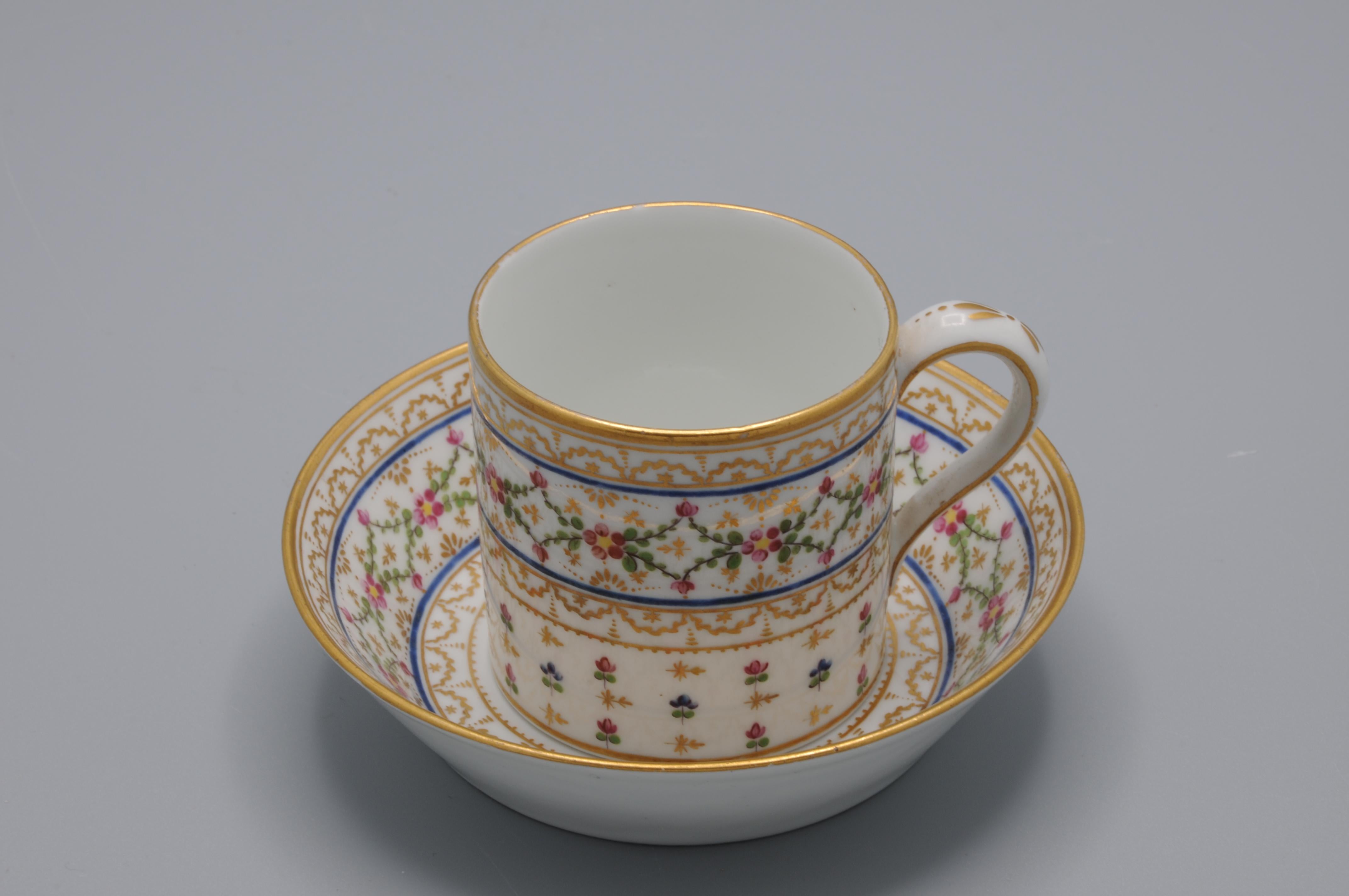 French André Leboeuf, Manufacture à la Reine' - Cup and saucer 'Litron', late 18th For Sale
