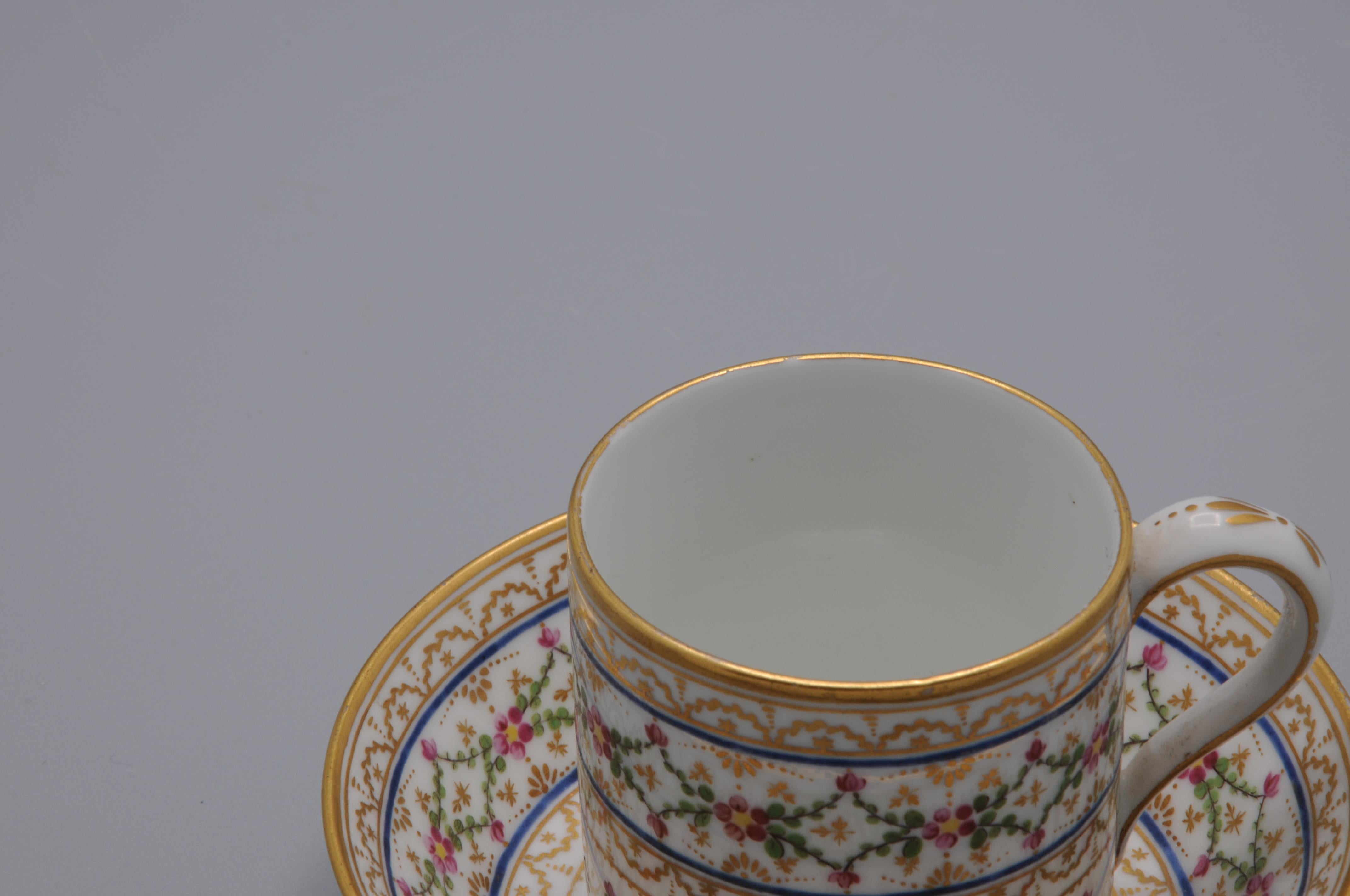 Gilt André Leboeuf, Manufacture à la Reine' - Cup and saucer 'Litron', late 18th For Sale