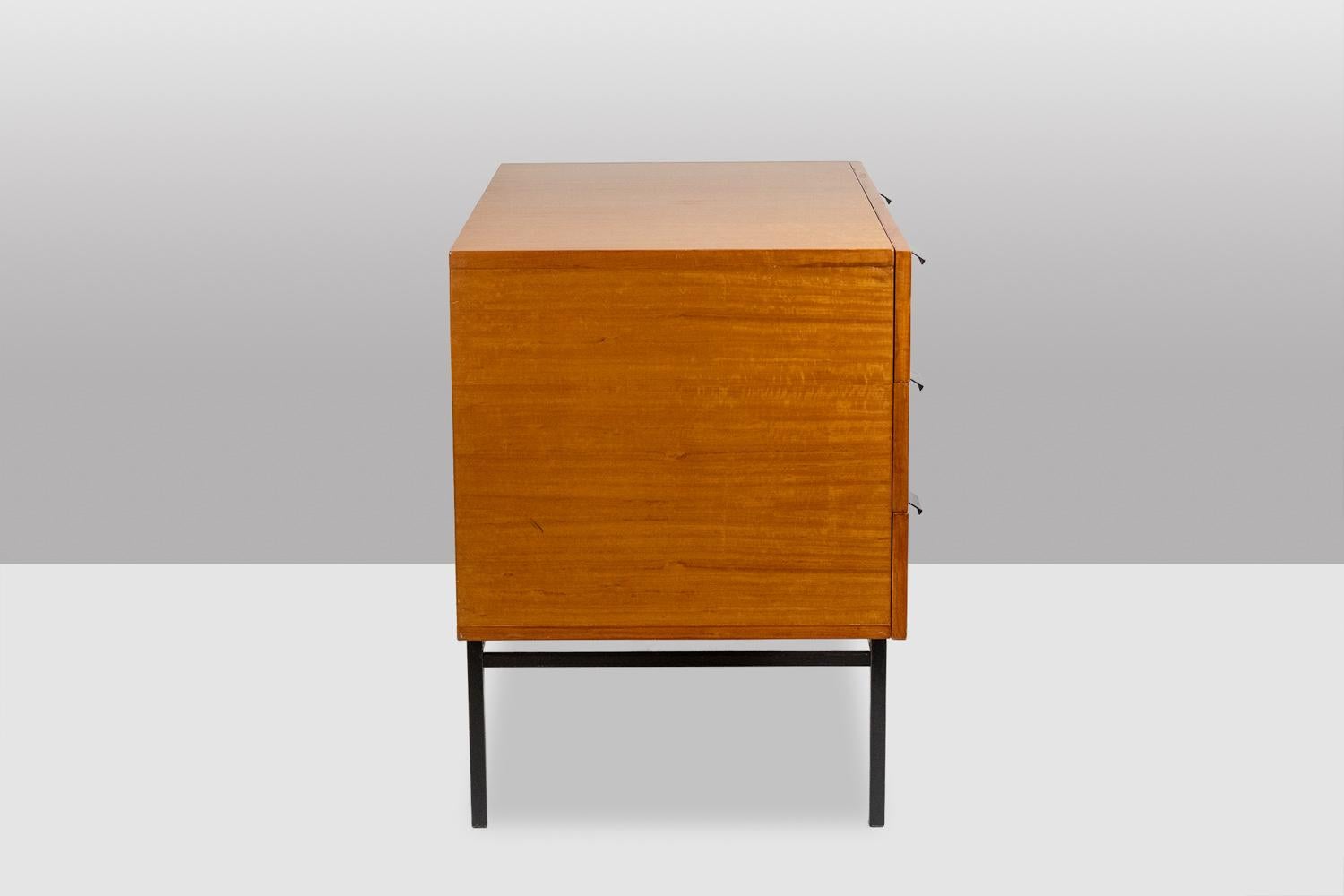 André Monpoix. Chest of drawers in varnished blond cherry. 1960s. In Excellent Condition For Sale In Saint-Ouen, FR