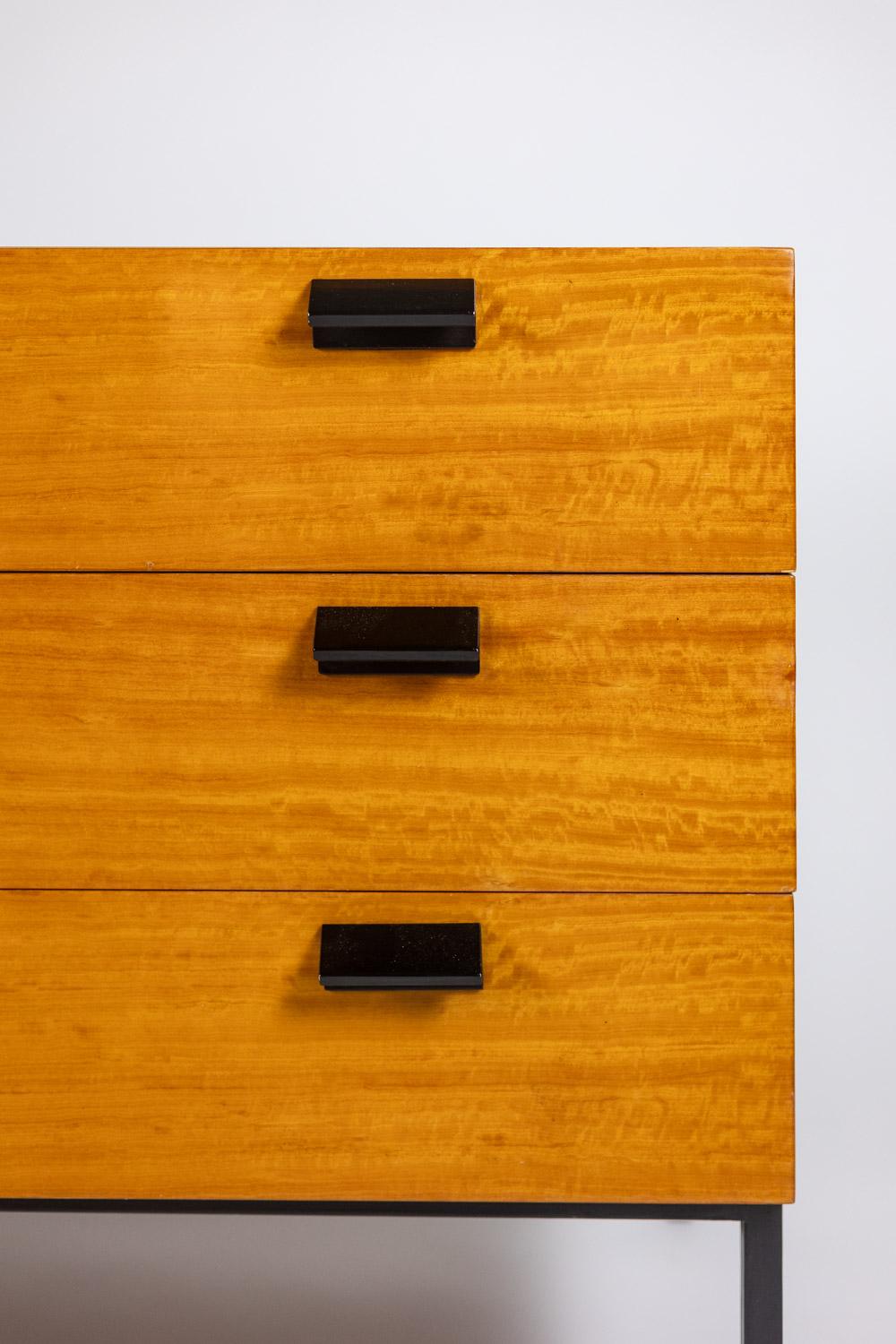 Metal André Monpoix. Chest of drawers in varnished blond cherry. 1960s. For Sale