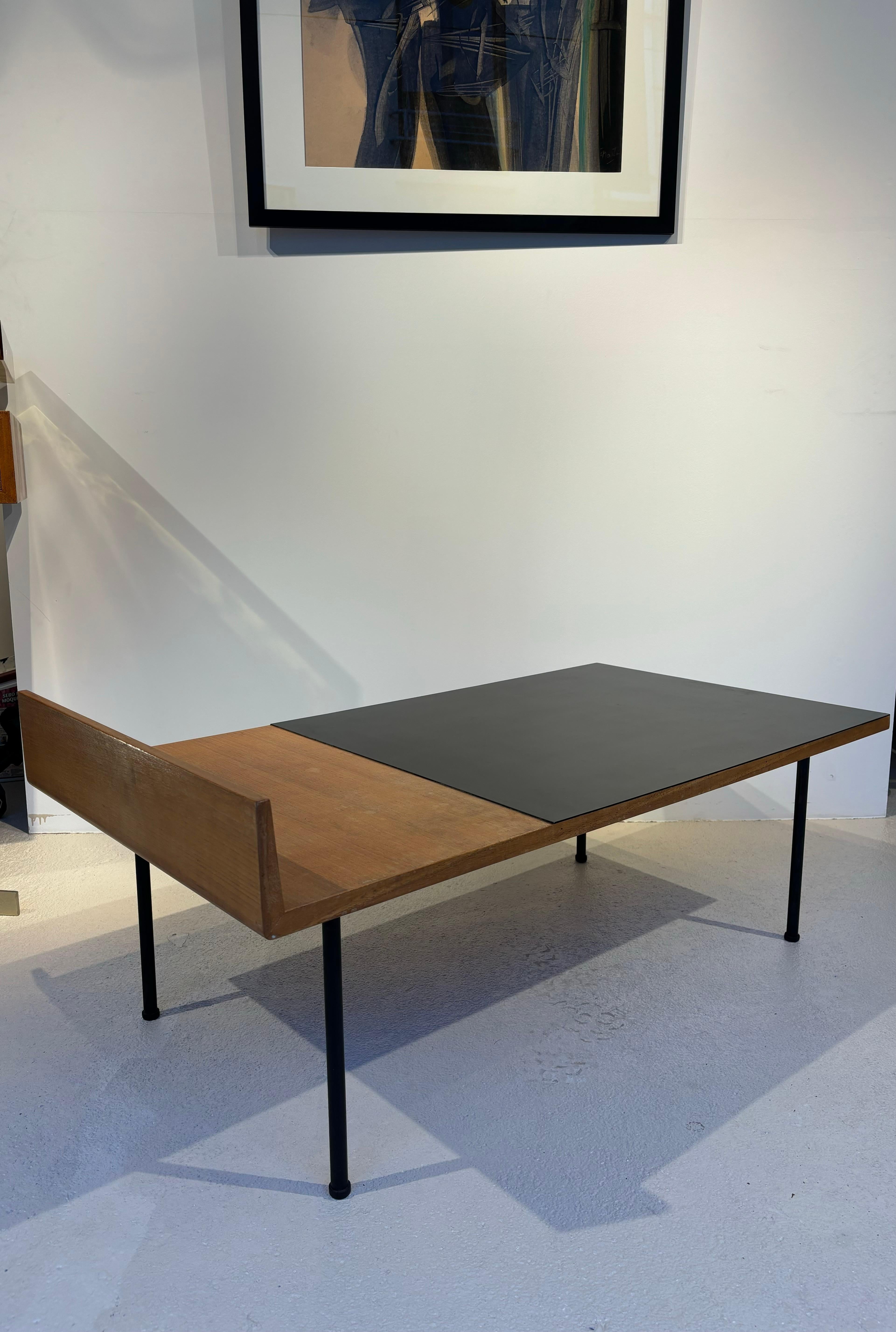 Belle table basse d'André Monooix pour meuble Tv. Le plus grand modèle 