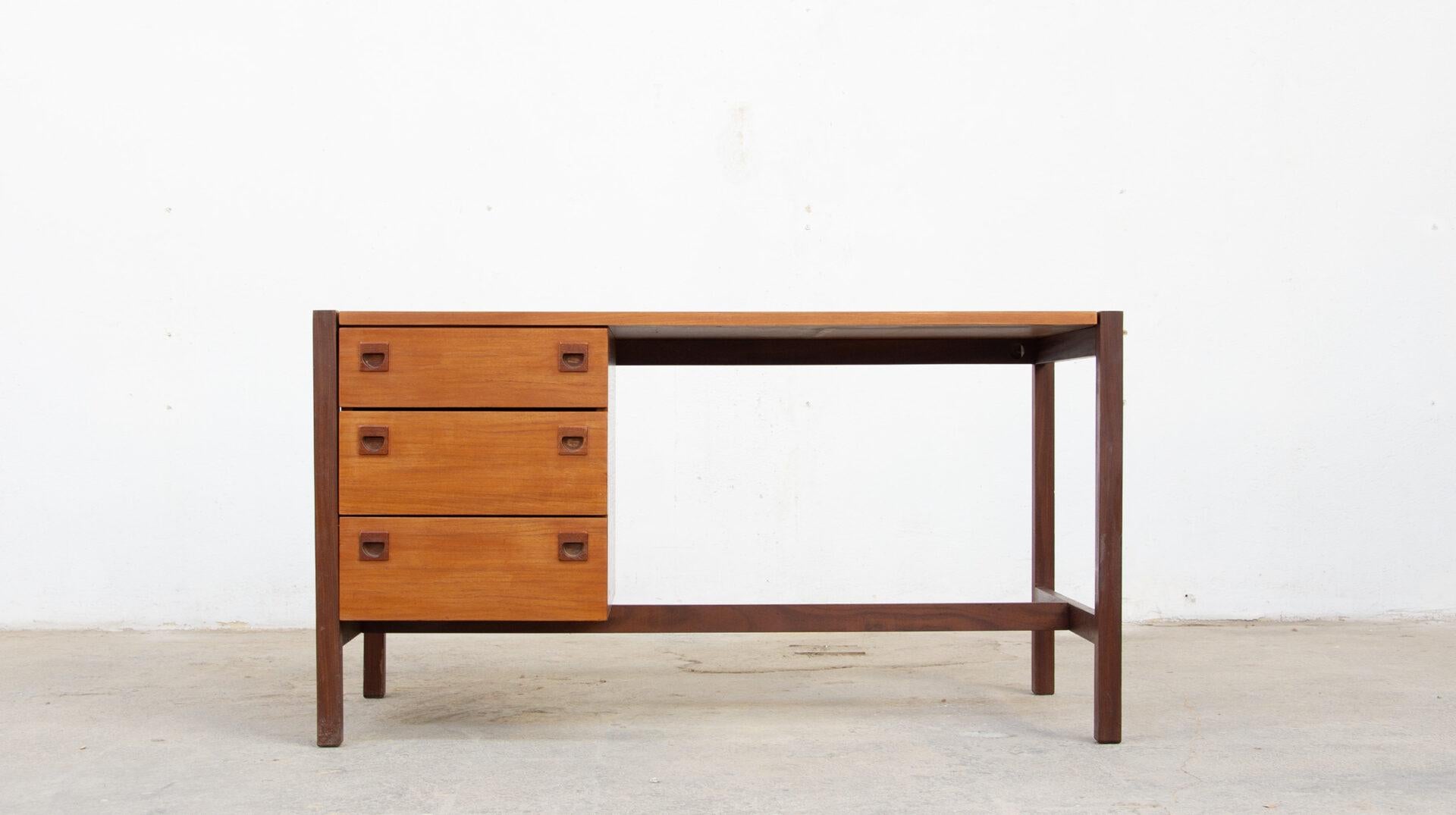 Teak desk from the 1960s by André Monpoix (René Gabriel Prize winner in 1962).

TV furniture edition. This desk was not widely distributed, unlike the sideboards by the same designer.

It consists of a 3-drawer cabinet with handles specific to André