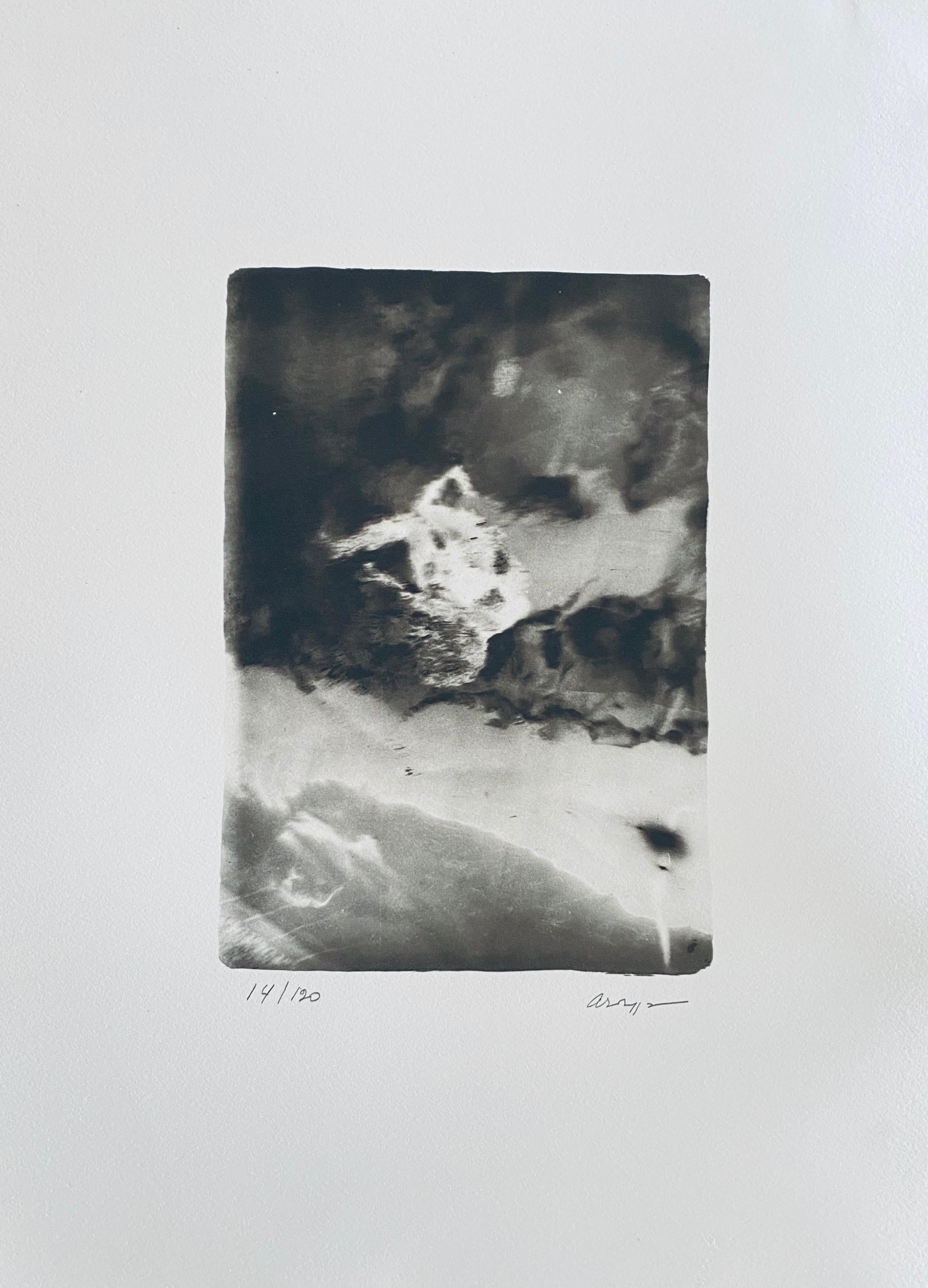 Les photos illustrant les cartes d'information après les images des photos en noir et blanc ne sont pas incluses. 

La Chute D'Icare est une image photographique originale en noir et blanc du photographe français André Naggar, imprimée en