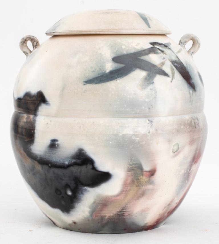 Vase couvert en céramique cuite au feu de bois d'Andre Namenek en vente 1