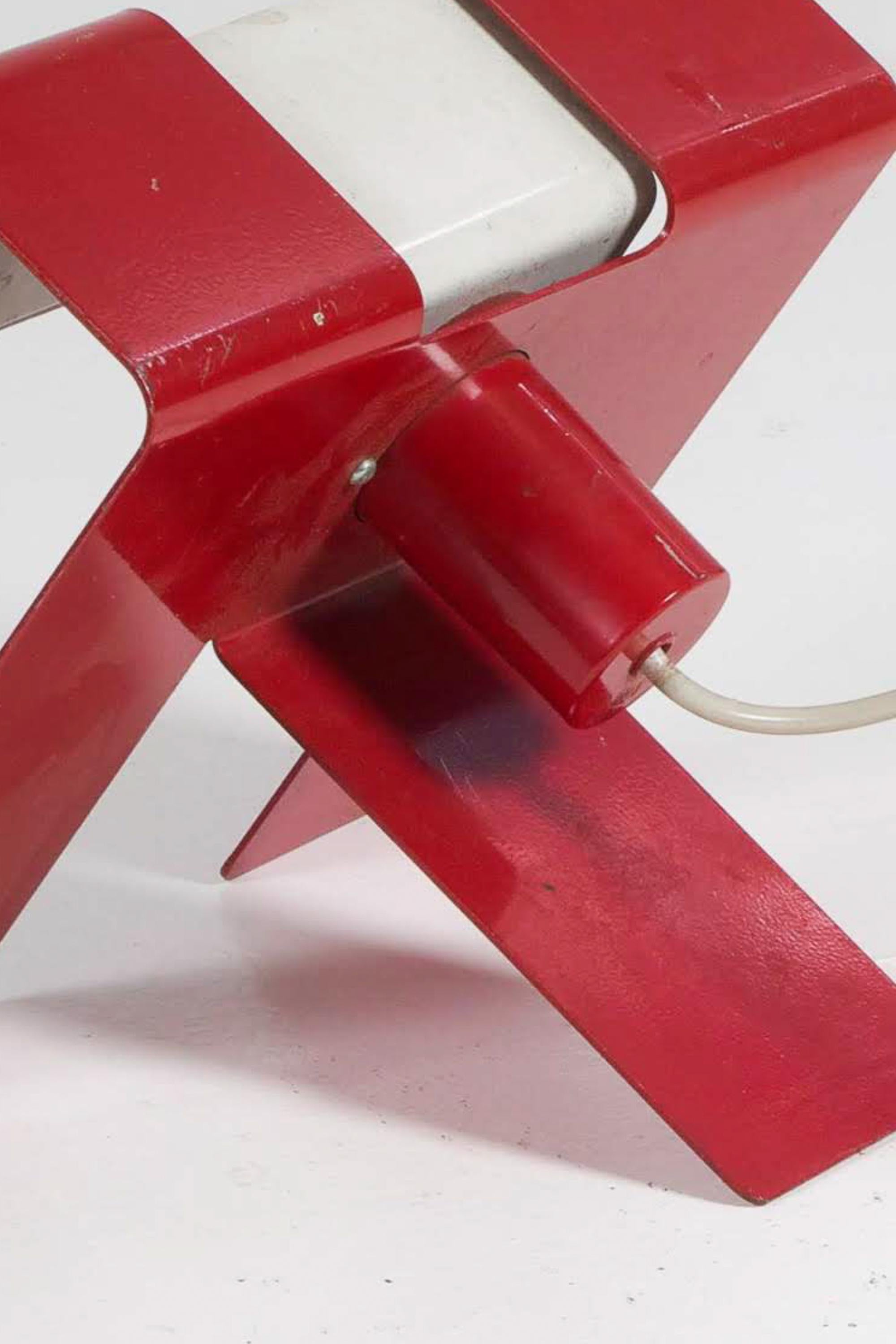 Steel leaning desk lamp by André Ricard for Metalarte in red with white steel insert. Two available.