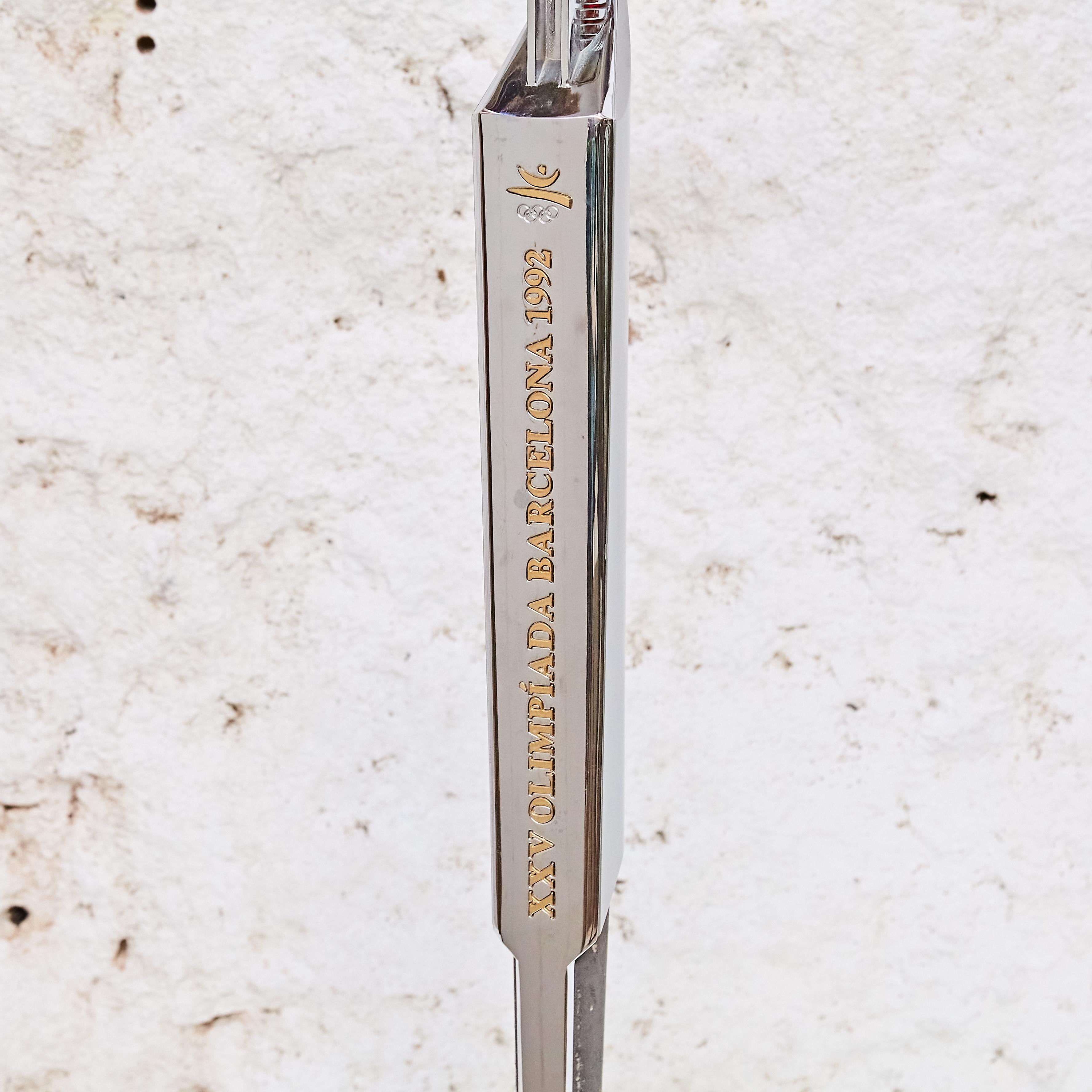 Prototyp der olympischen Fackel (PT) aus verchromtem Kunststoff für Barcelona '92 von André Ricard.

Hergestellt in Spanien, ca. 1990.

In gutem Originalzustand, mit im Einklang mit Alter und Nutzung, die Erhaltung einer schönen Patina mit