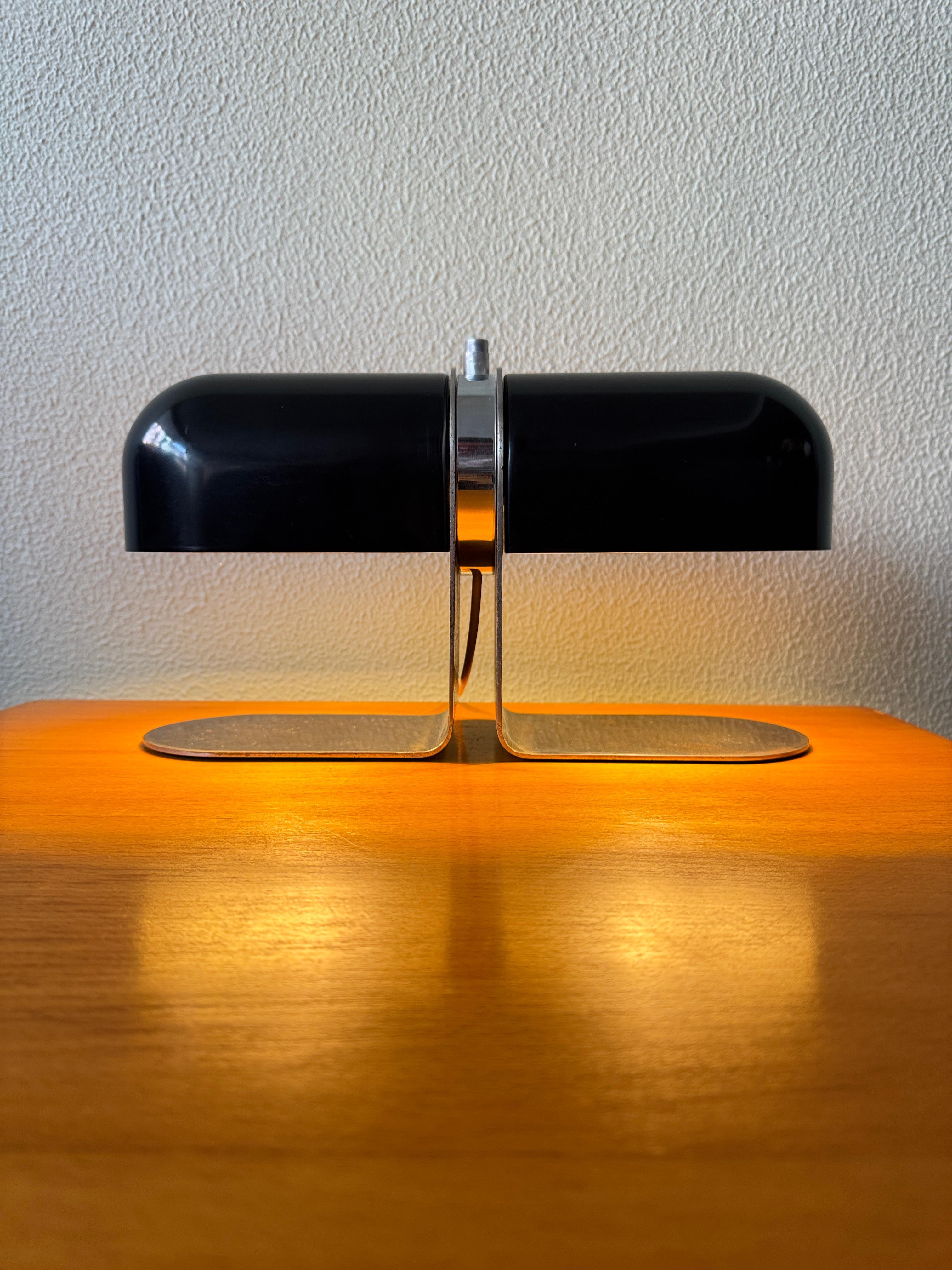 Conçue par André Ricard en 1973 pour Metalarte, cette élégante lampe de table a été commandée à l'origine pour la salle de lecture de la Biblioteca de Barcelona. Il s'agit du premier modèle original - compact, raffiné et plus rare que la version