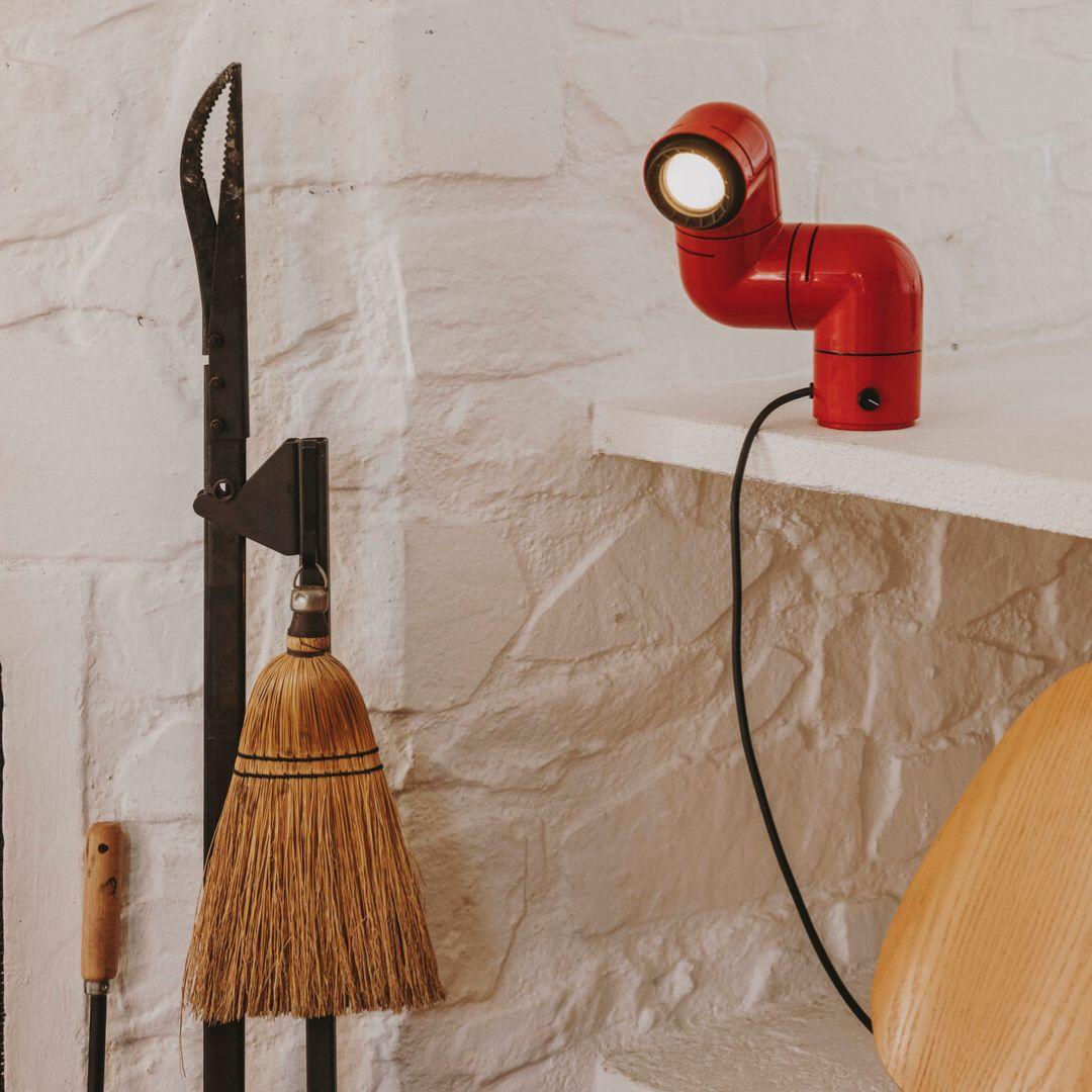 Andre Ricard ''Tatu'' LED-Tischlampe in Rot ABS für Santa & Cole (Moderne der Mitte des Jahrhunderts) im Angebot