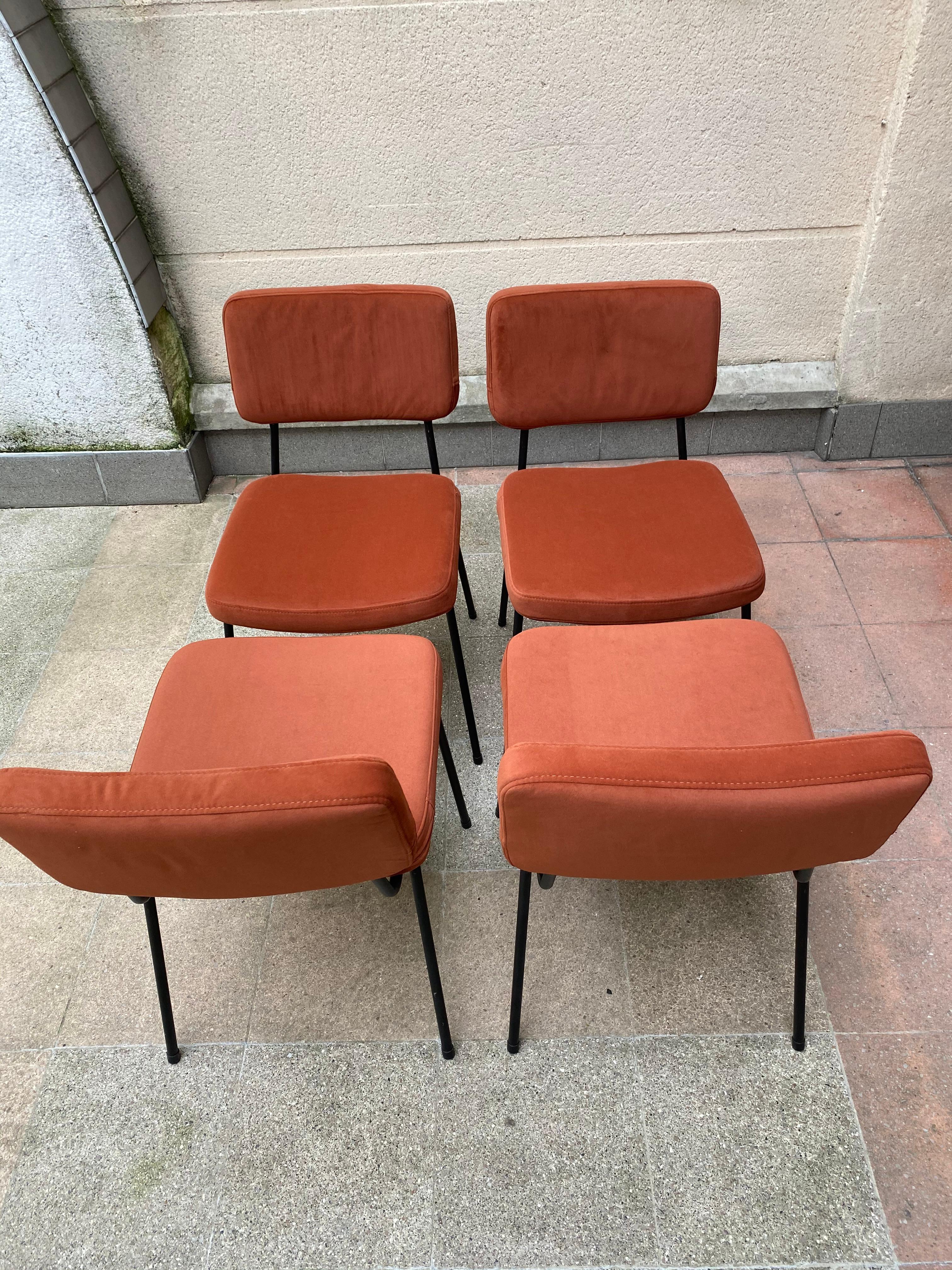 André Simard
Set of 4 chairs 
Brown/cognac fabrics and black lacquered metal
Airborne Edition
circa 1960
Measures: H 76 x W 43 x D 43
From the collection pierre bergé
Restored to new 
1100 Euros the 4.