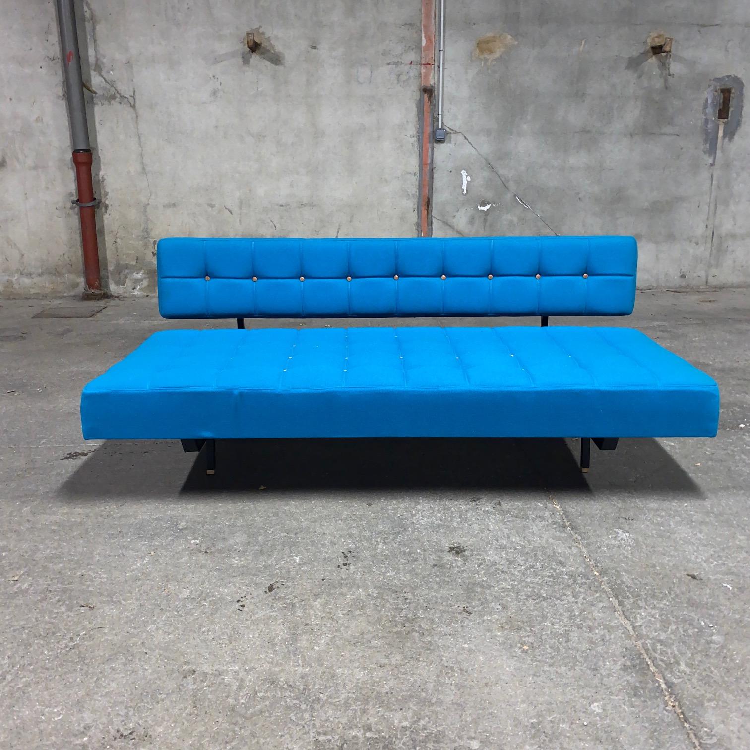 André Simard
convertible sofa daybed in wool Kvadrat fabric and articulated metal structure. 1950s edition for the Airborne brand. Refurbished. Ash toe cap
Perfect condition.