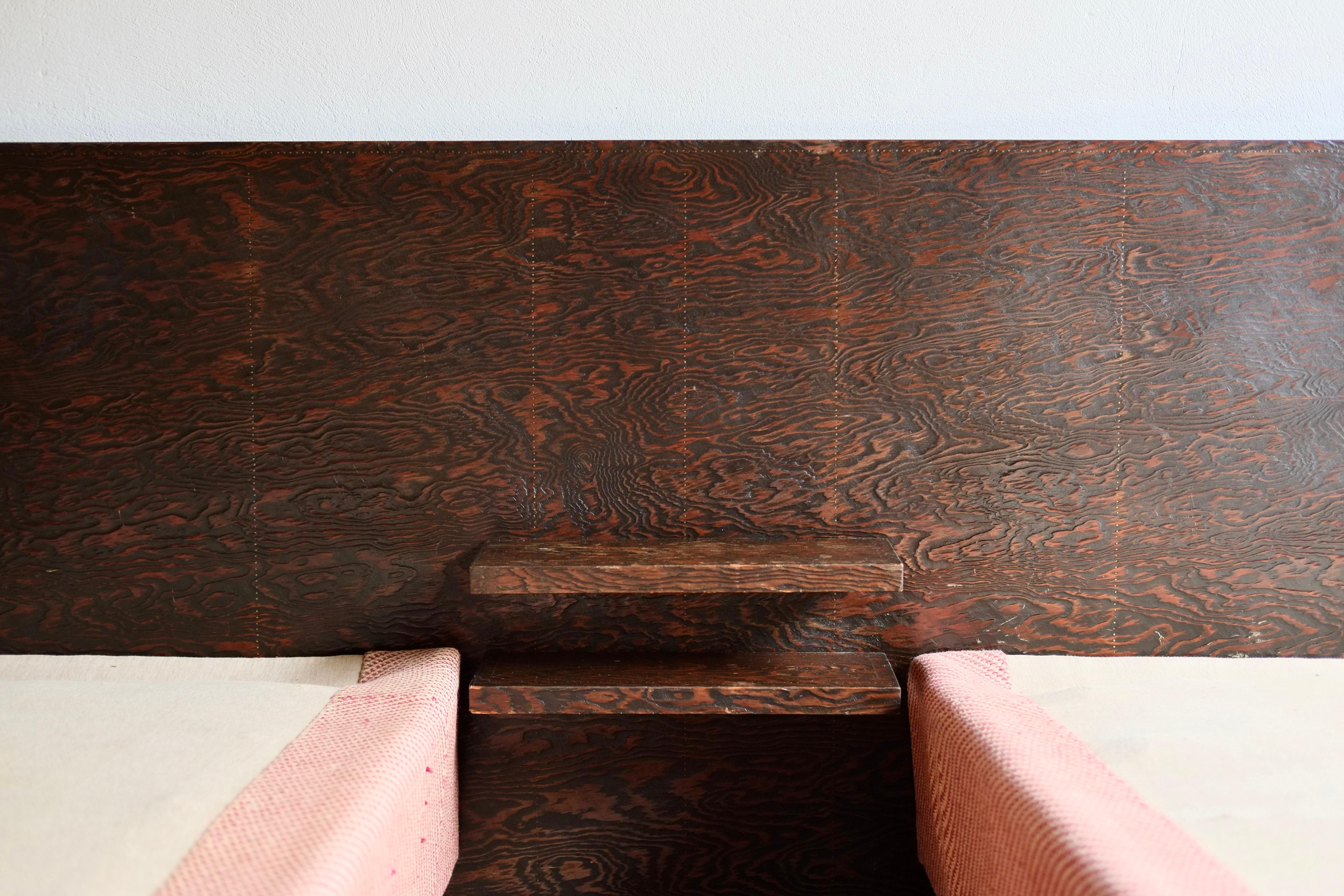 Expectational and rare single bed duo by André Sornay (1902 - 2000).

Two single beds with Oregon pine headboard, perfectly aligned brass nails and a nightstand centre shelf.

Original springs and upholstery in wonderful condition and have barely