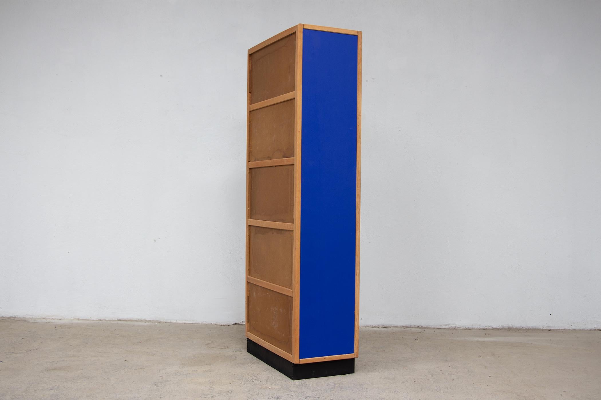 Vintage bookcase from the 60's by designer and publisher André Sornay, famous Lyon cabinetmaker and master of art deco furniture.
Stamped with the Sornay sticker.
Electric blue panels close to Yves Klein blue, new white laminated interior panels.