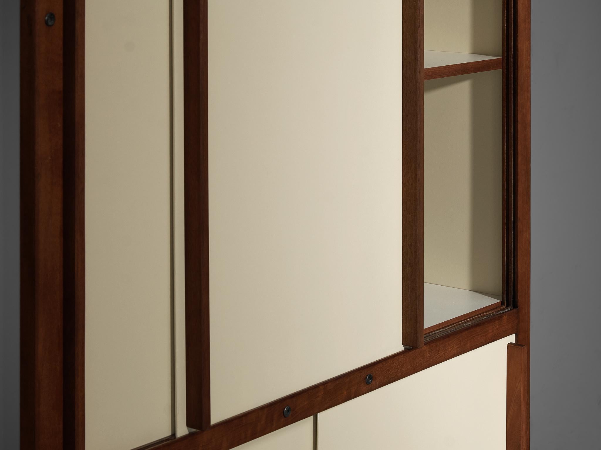 Andre Sornay pour Sornay Meubles, armoire ou penderie, acajou, bois laqué, métal laqué, France, années 1960.

Cette armoire haute, conçue par André Sornay dans les années 1960, est exemplaire de son travail ultérieur et met en évidence son