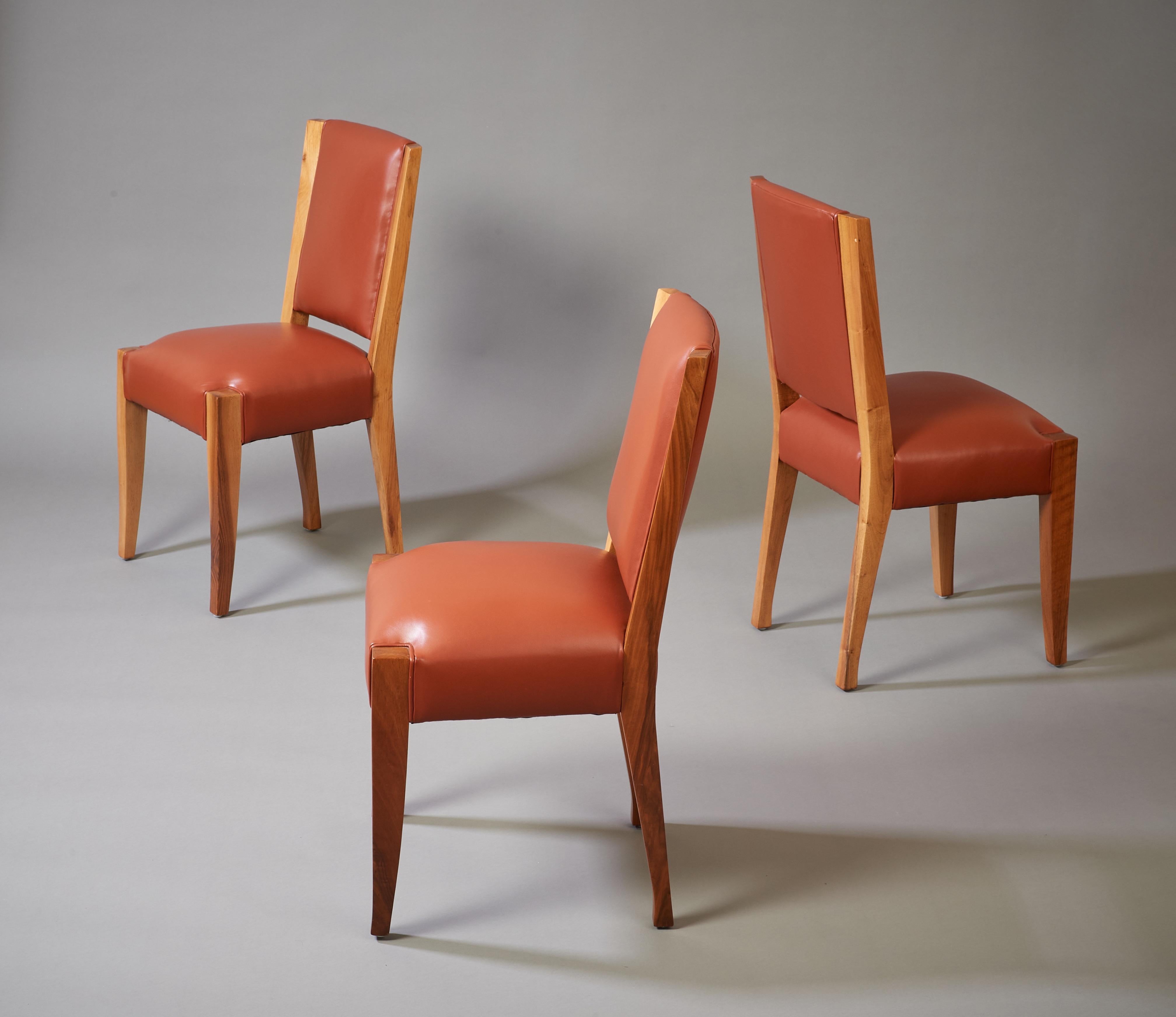 Milieu du XXe siècle André Sornay : Important ensemble de six chaises de salle à manger en noyer et cuir, France, années 1930 en vente
