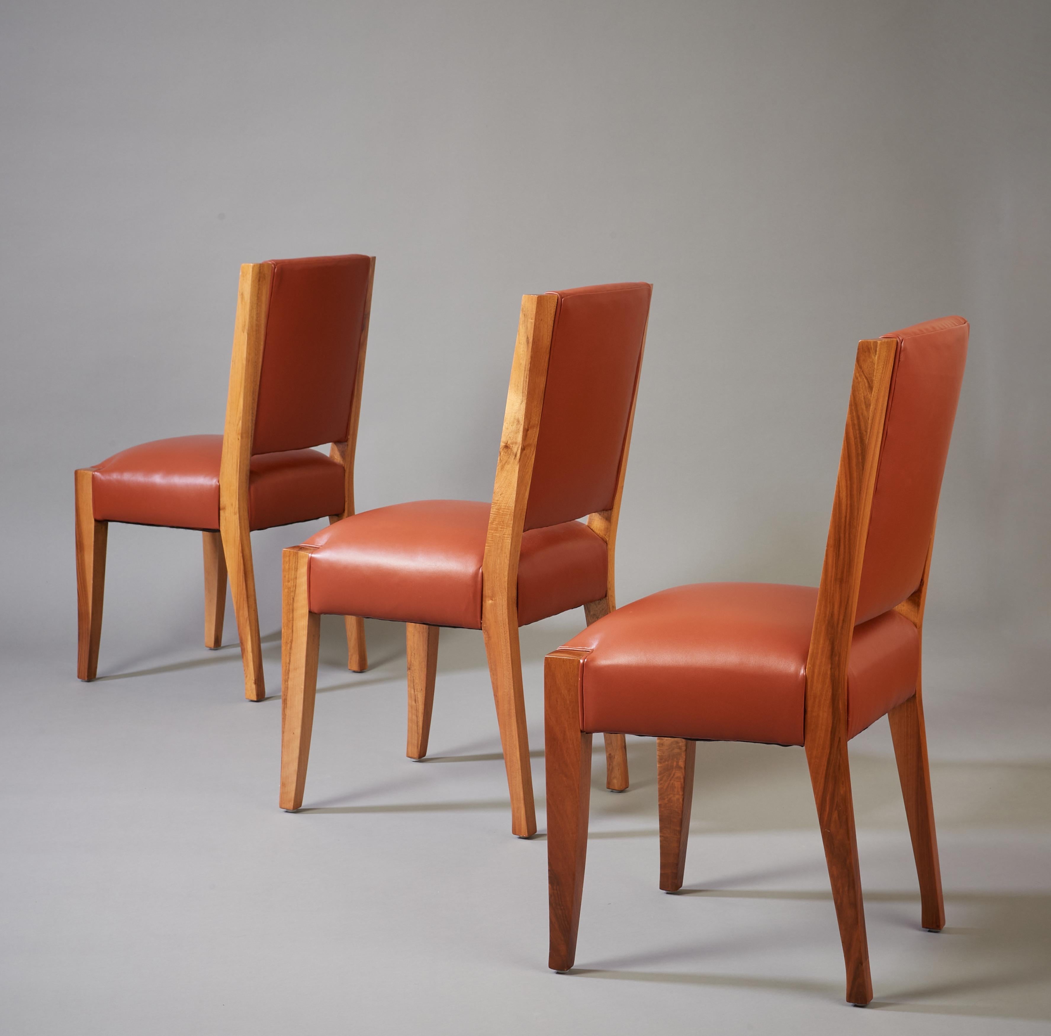 André Sornay : Important ensemble de six chaises de salle à manger en noyer et cuir, France, années 1930 en vente 2