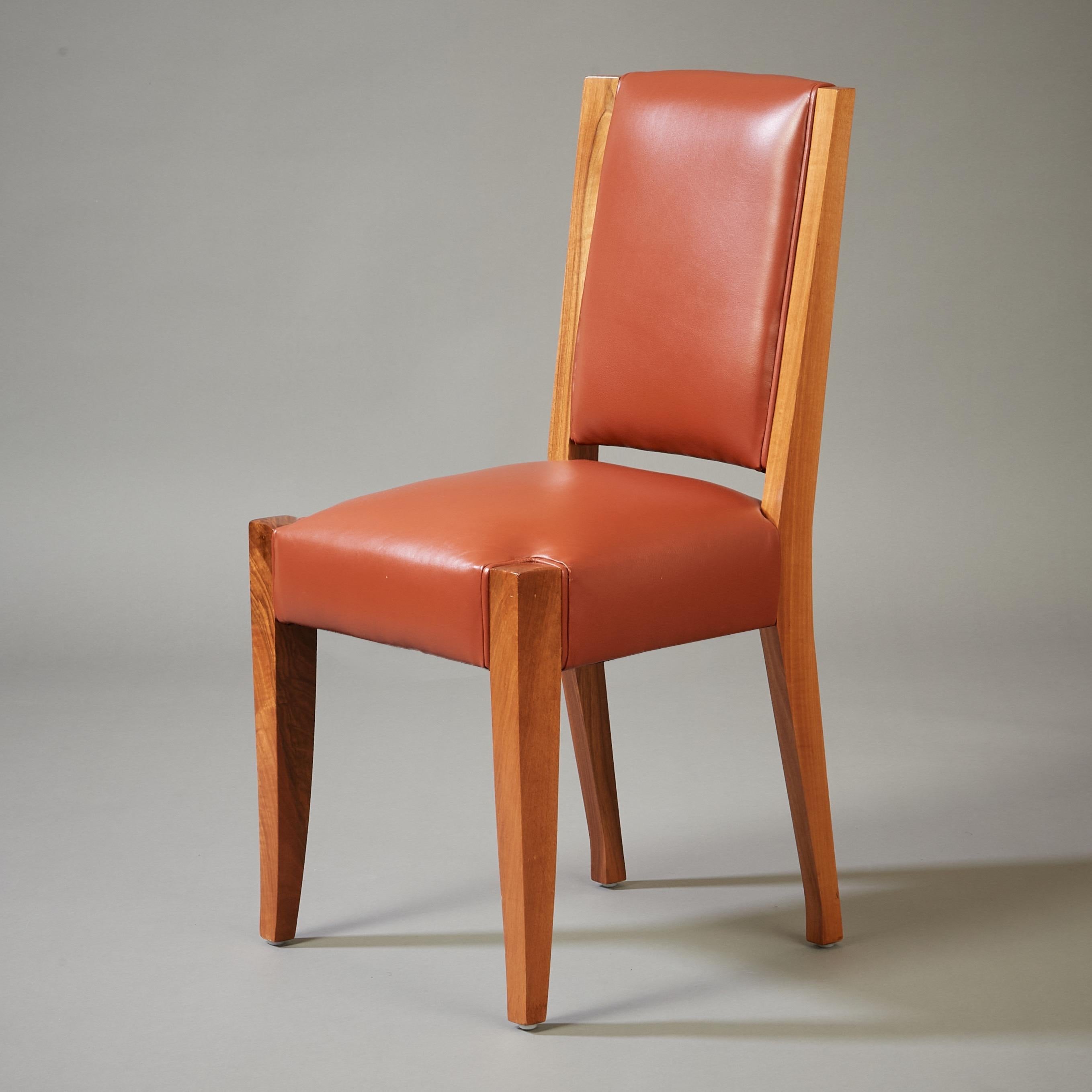 André Sornay : Important ensemble de six chaises de salle à manger en noyer et cuir, France, années 1930 en vente 4