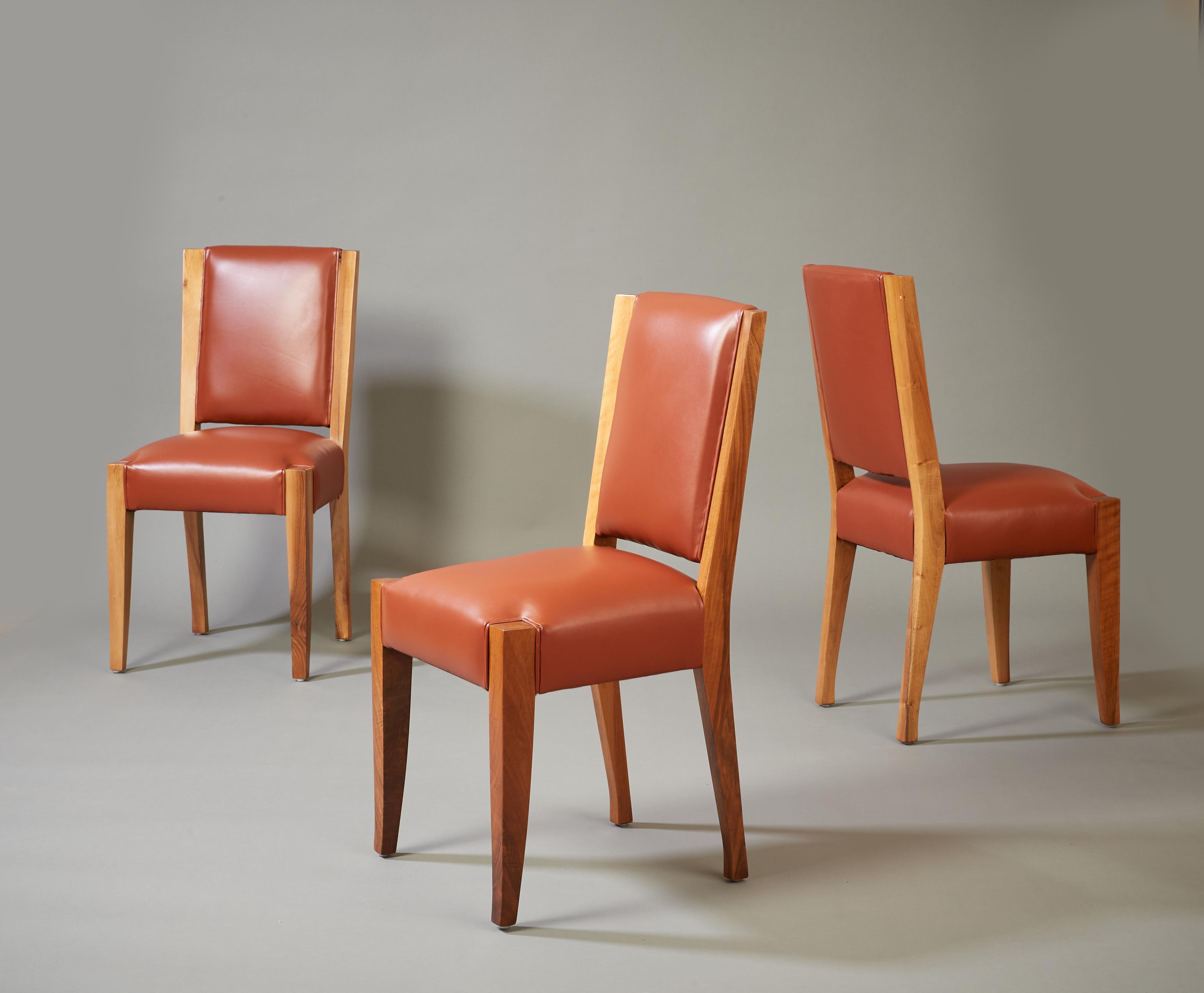 André Sornay: Important Set of Six Walnut & Leather Dining Chairs, France 1930s In Good Condition For Sale In New York, NY