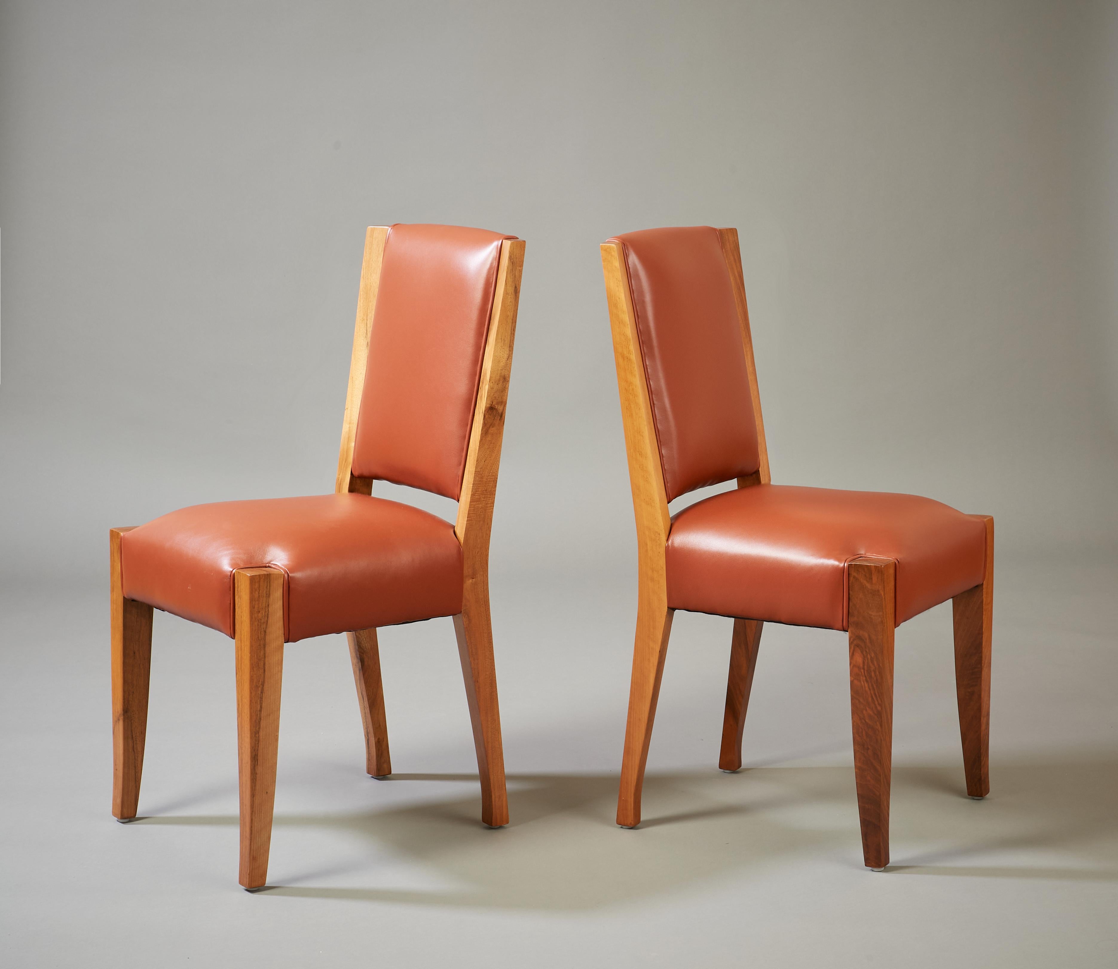 Cuir André Sornay : Important ensemble de six chaises de salle à manger en noyer et cuir, France, années 1930 en vente