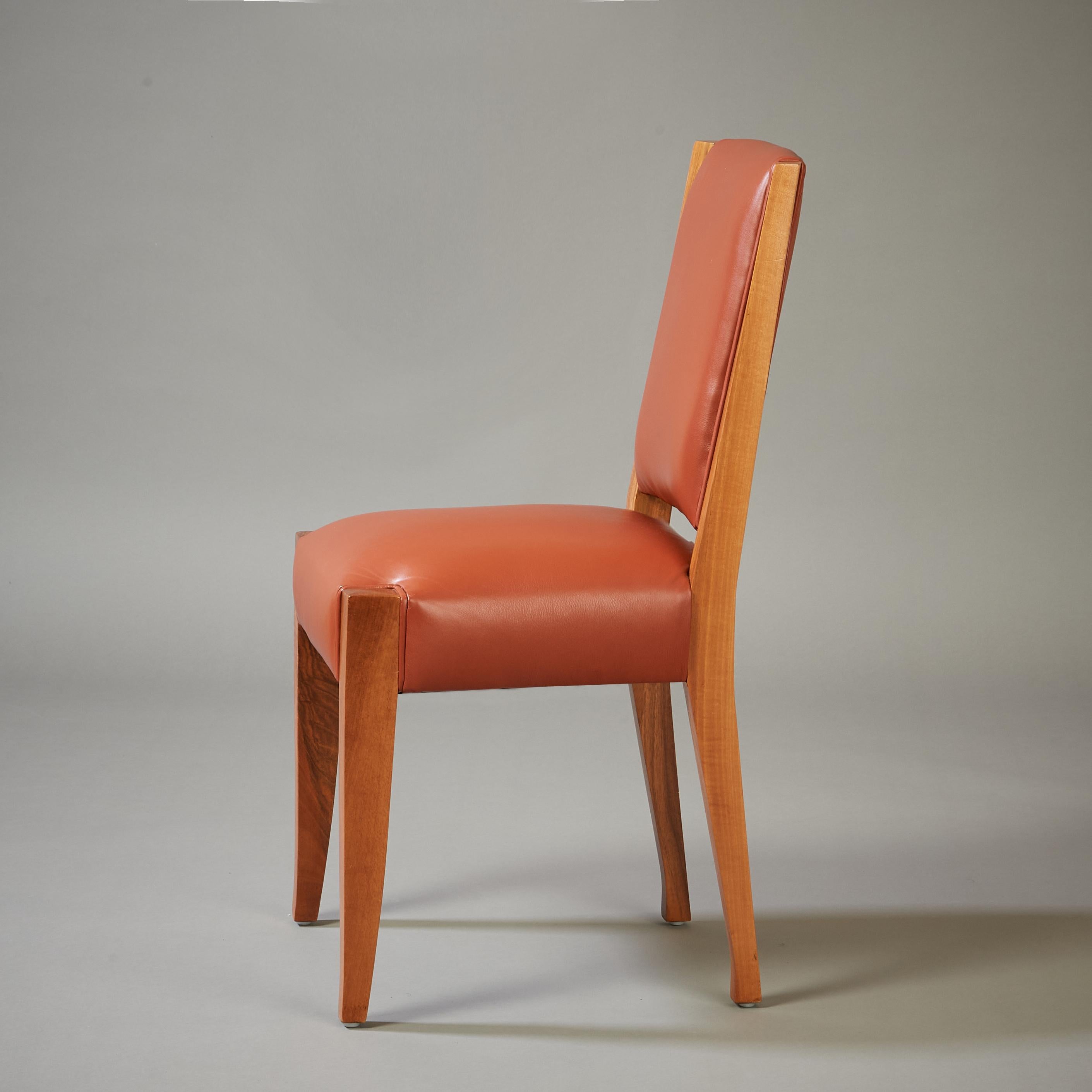 André Sornay : Important ensemble de six chaises de salle à manger en noyer et cuir, France, années 1930 en vente 5