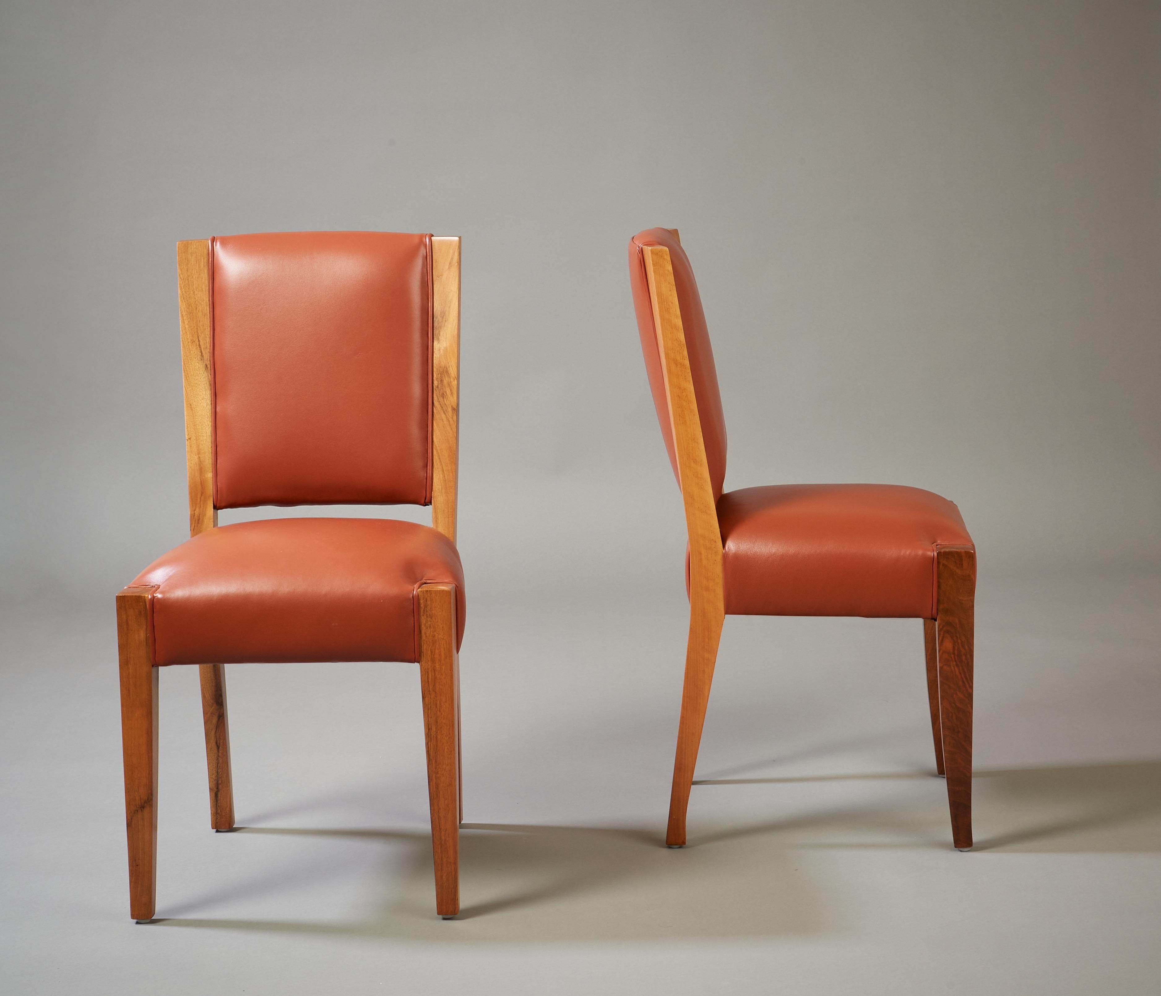 Cuir André Sornay : Important ensemble de six chaises de salle à manger en noyer et cuir, France, années 1930 en vente