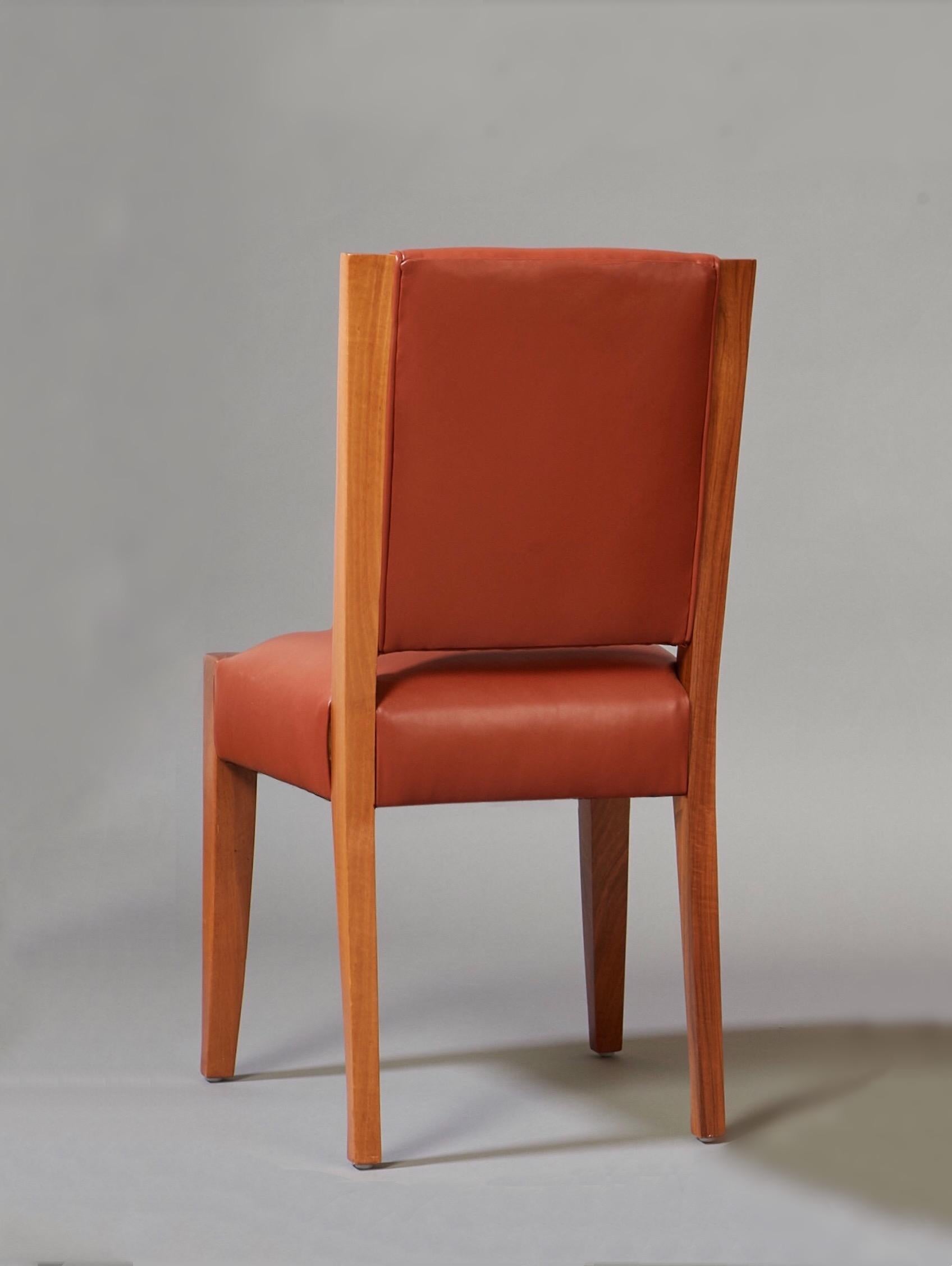 André Sornay : Important ensemble de six chaises de salle à manger en noyer et cuir, France, années 1930 en vente 6