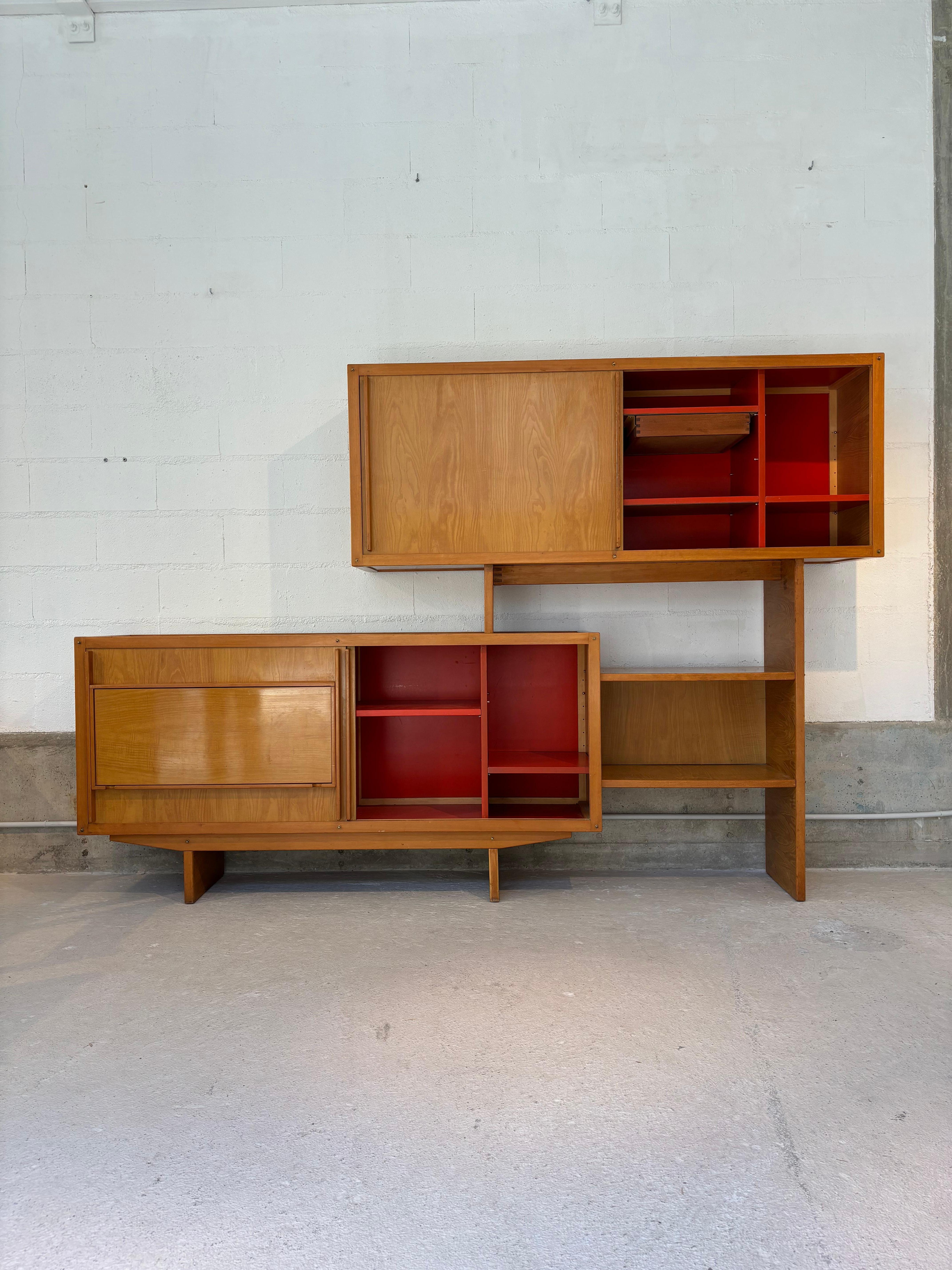 Credenza molto rara di André Sornay con una costruzione straordinaria e molti dettagli. 
Molto funzionale