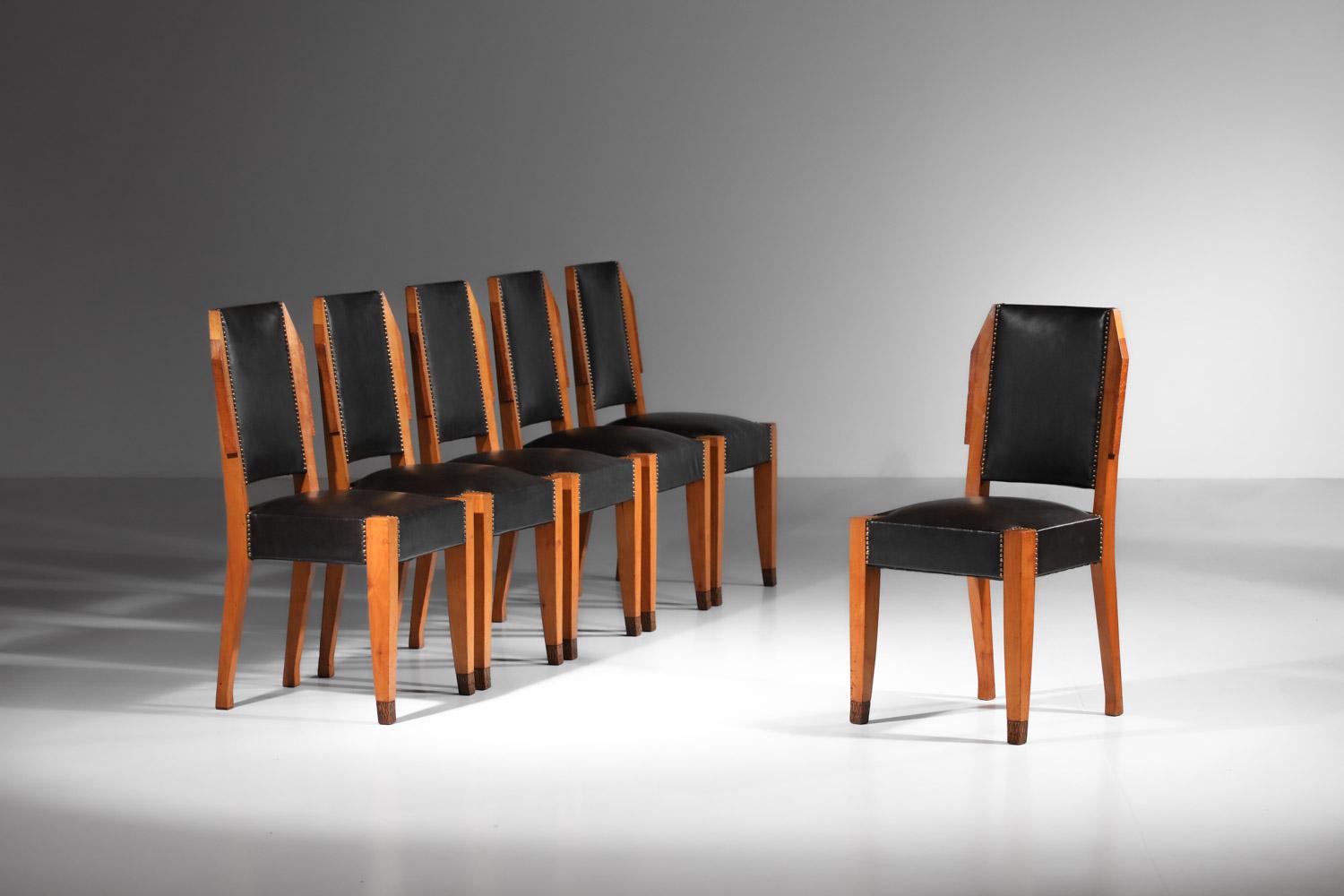 Ensemble de salle à manger Art déco des années 1930 du designer français André Sornay. L'ensemble se compose d'une grande table ovale en bois et de 8 chaises en bois brun foncé et en similicuir. Magnifique boiserie et exécution de haute qualité.