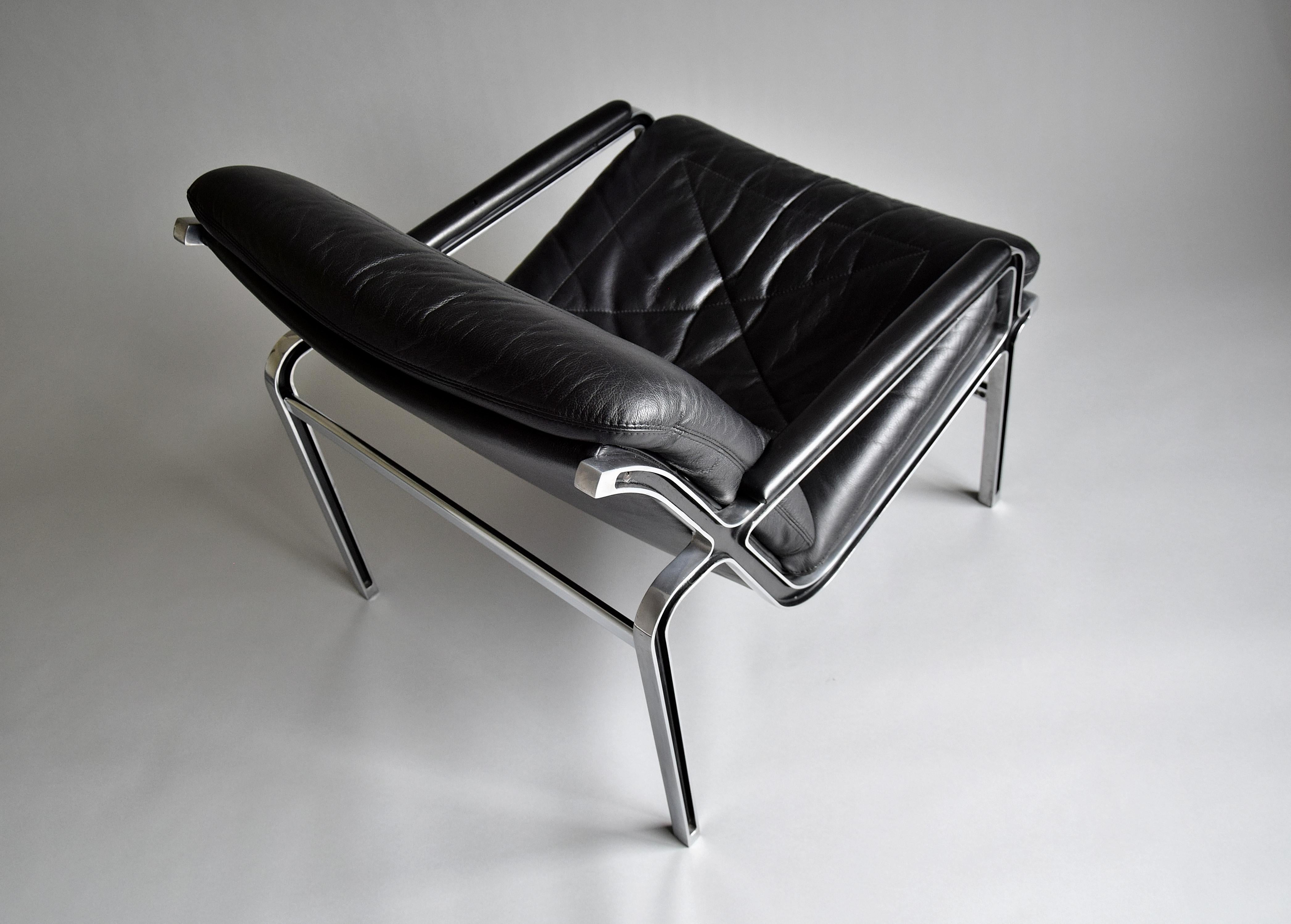 Andre VandenBeuck Mid-Century Modern Aluline Black Leather Lounge Chair In Good Condition For Sale In Weesp, NL