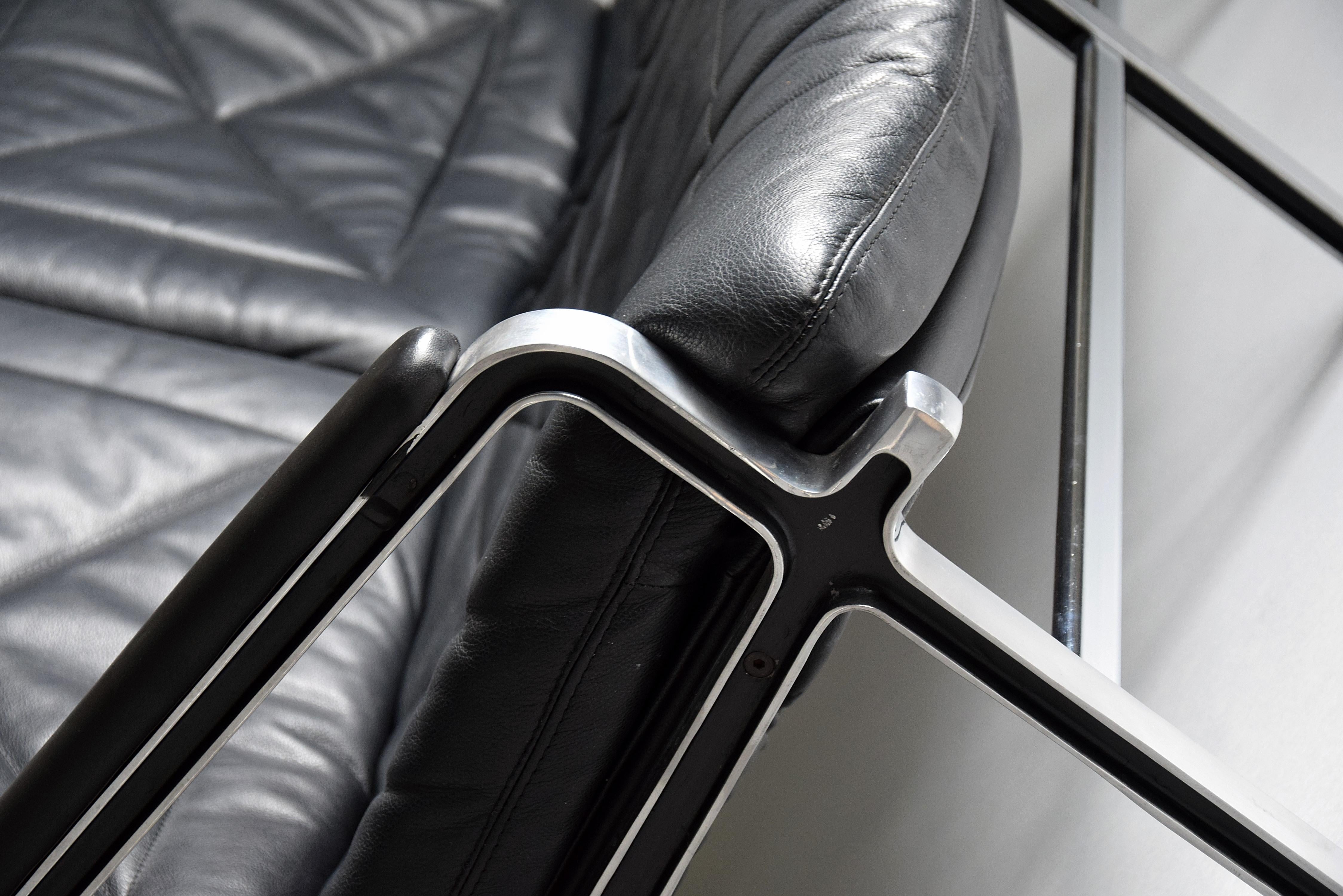 Wir präsentieren das ultimative Sofa für den anspruchsvollen Sammler: den Zweisitzer Aluline aus Aluminiumguss und schwarzem Leder im Schweizer Qualitätsdesign der 1960er Jahre. Dieser von Strässle International mit viel Liebe zum Detail gefertigte