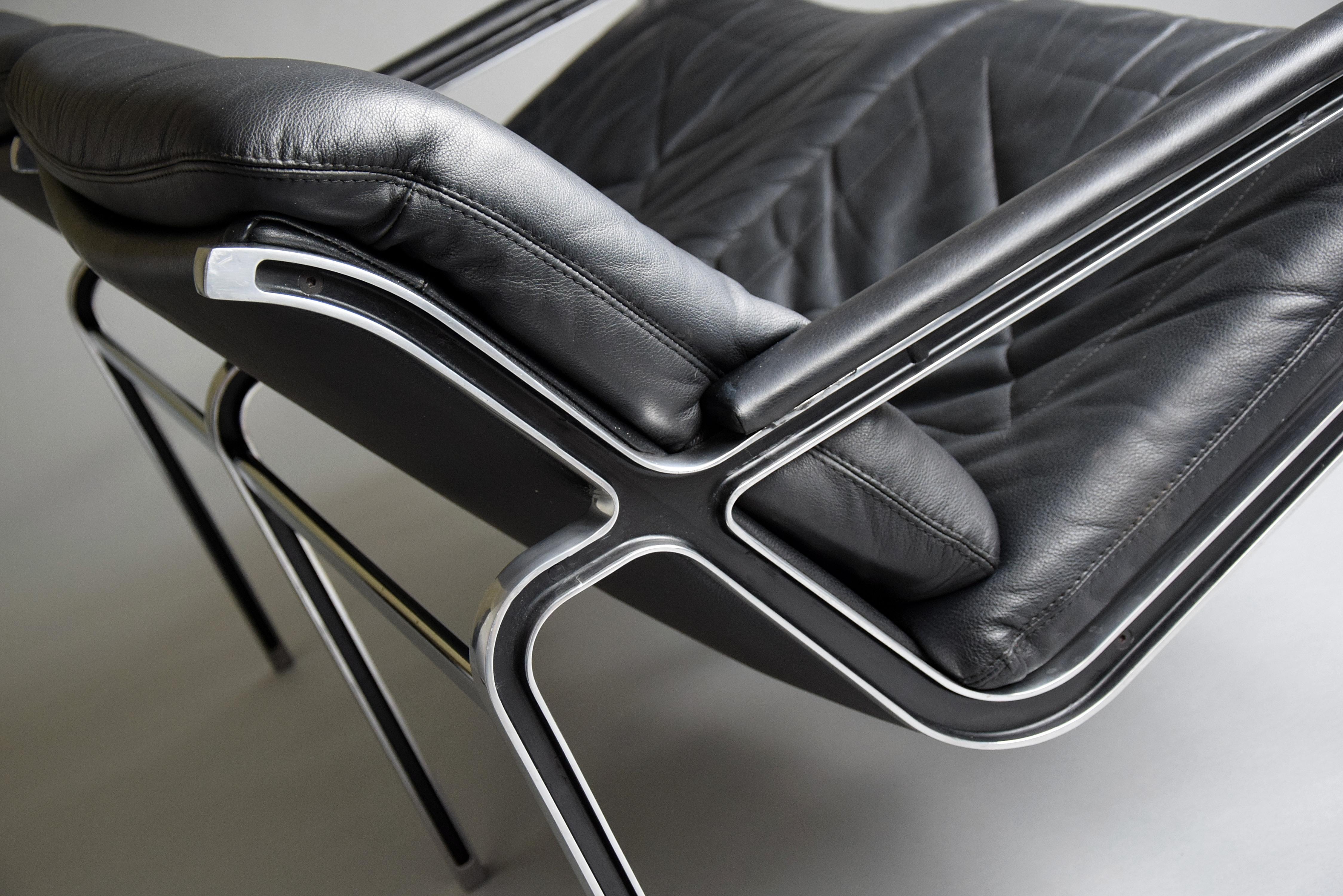 Andre Vanden Beuck Sofa aus Aluminium und schwarzem Leder (Moderne der Mitte des Jahrhunderts) im Angebot