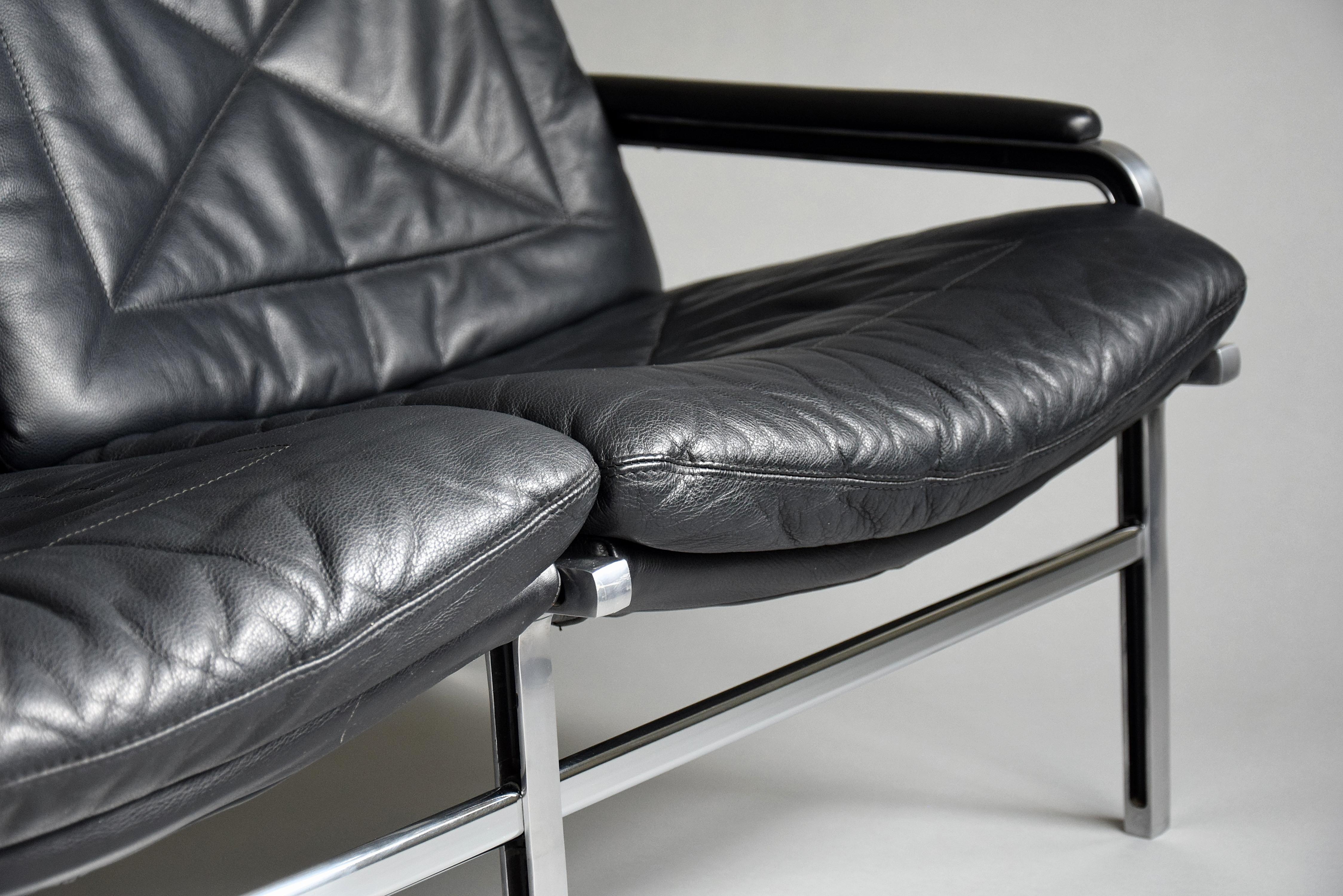 Andre Vanden Beuck Sofa aus Aluminium und schwarzem Leder (Gegossen) im Angebot