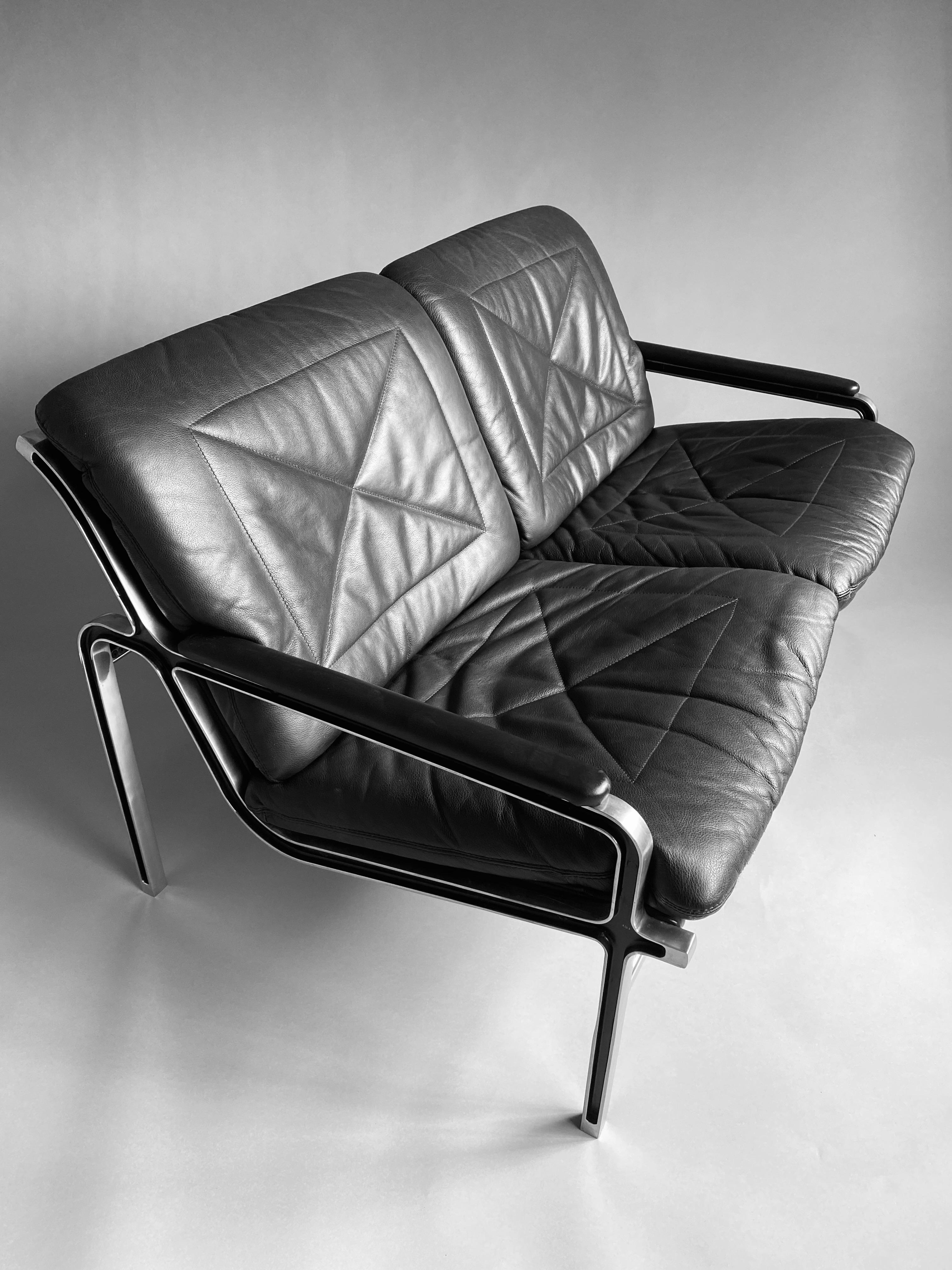Andre Vanden Beuck Sofa aus Aluminium und schwarzem Leder (Mitte des 20. Jahrhunderts) im Angebot
