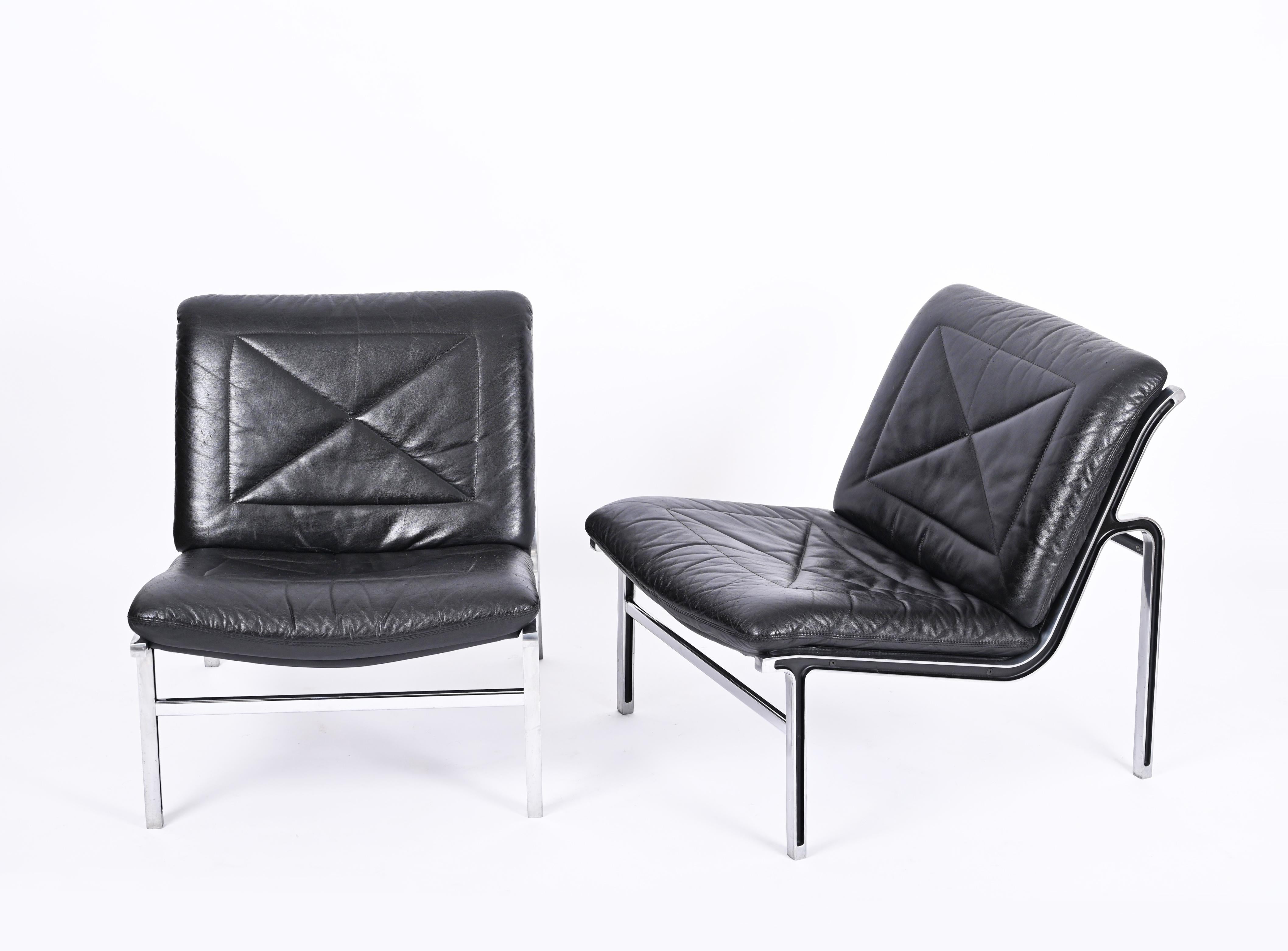 Wonderful pair of of easy chairs in black leather by Andre Vandenbeuck for Straessle, Switzerland 1960s.
The structure is made in a mix of chromed and black enameled steel with the seat in a wonderful black leather. Functional and light appearance