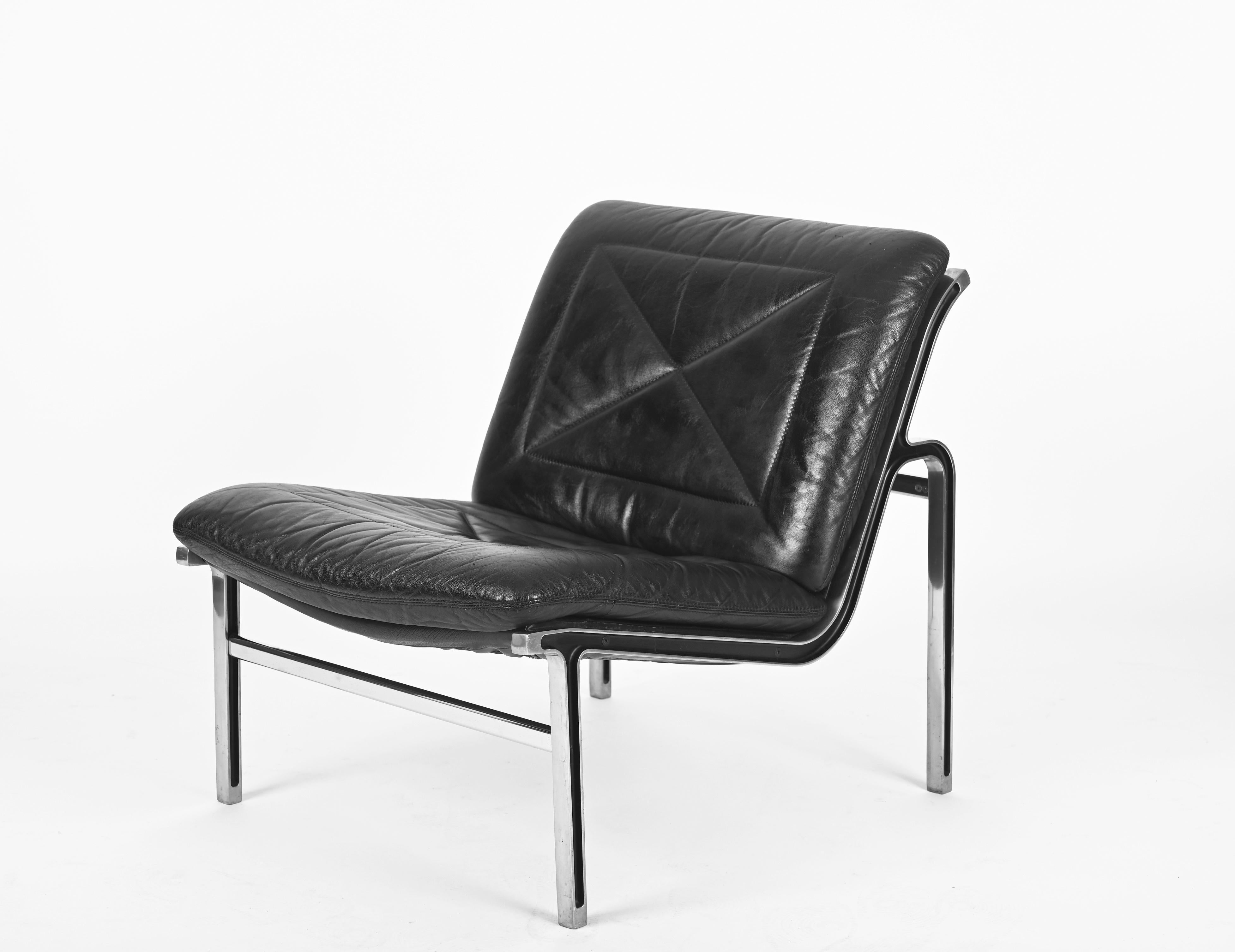 20th Century Andre Vandenbeuck Pair of 'Aluline' Lounge Chairs in Black Leather, Swiss, 1960s For Sale