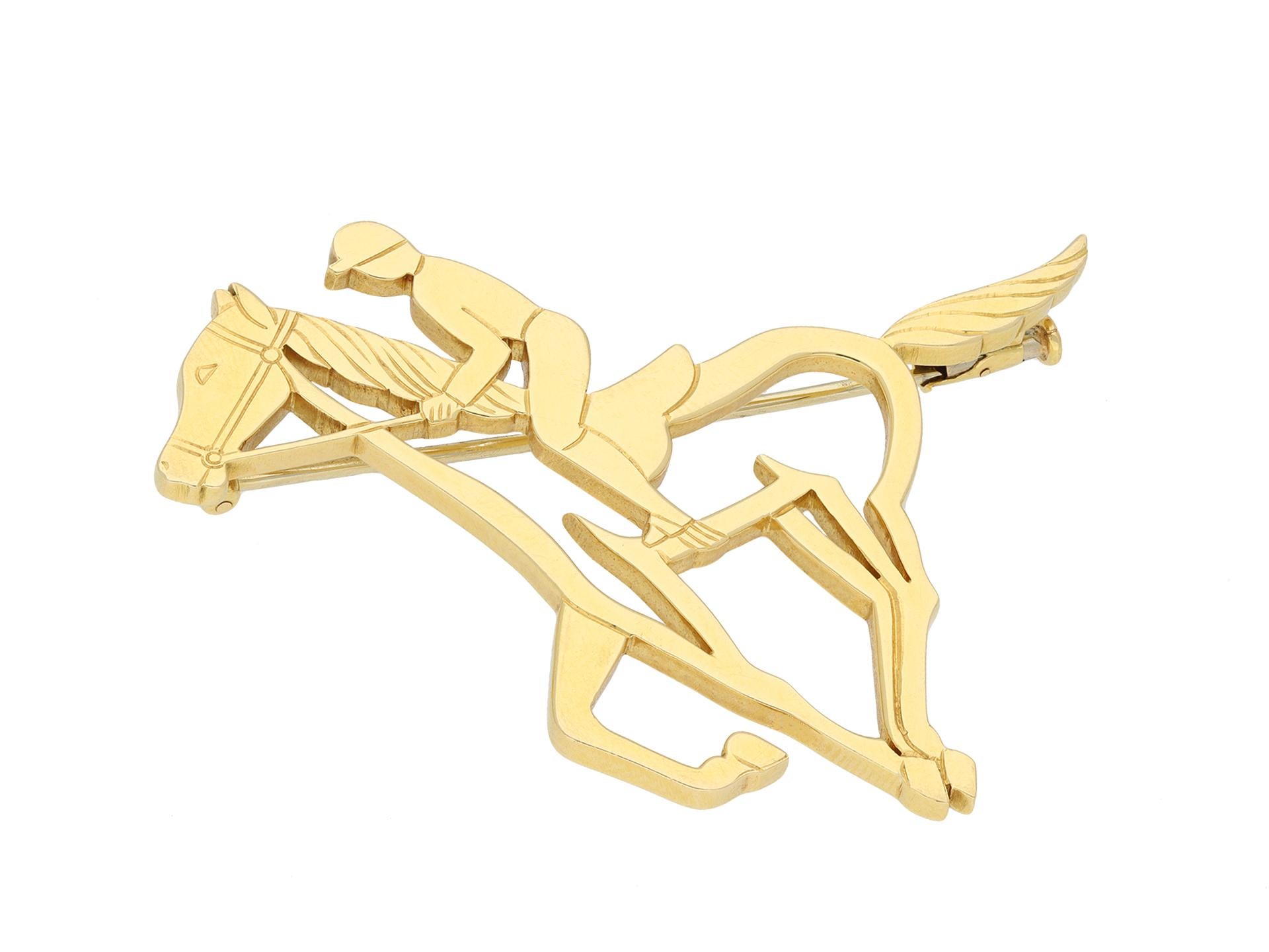 André Vassort Goldpferd-Brosche. Gelbgoldbrosche in Form eines Pferdes und eines Reiters mit durchbrochenen, geschnitzten Details und polierten Rändern. Die Rückseite ist mit einer sicheren, klappbaren Anstecknadel versehen, ca. 4,5 cm hoch.