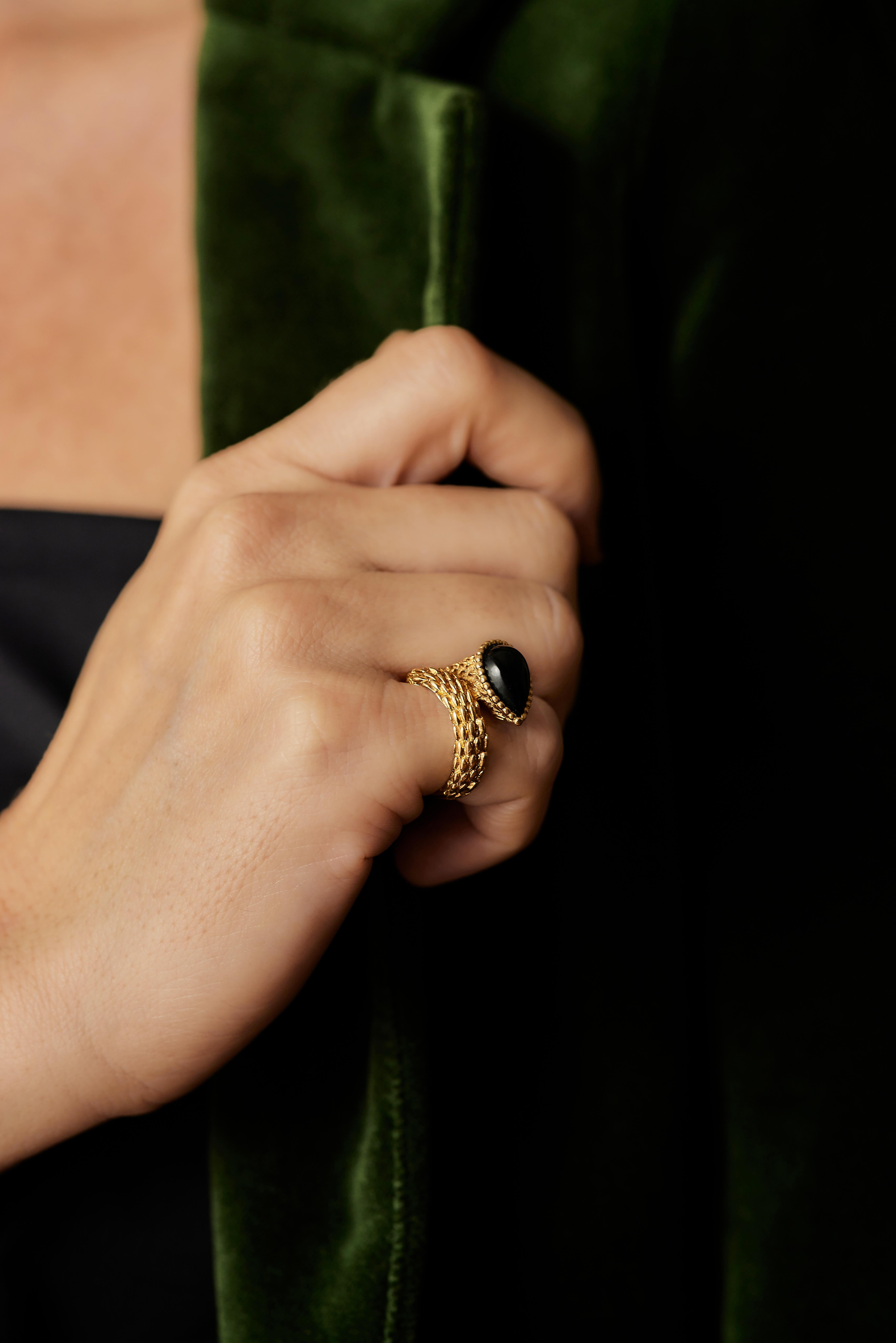 Anello Andre Vassort Serpent Bohème in onice e oro giallo 18 carati, circa 1970.

Misura dell'anello: 45, us 3.5, G, 5 
Peso lordo: 8,8 g

André Vassort (attivo tra il 1955 e il 1990) incarna l'eccellenza dell'oreficeria francese del XX secolo. Il