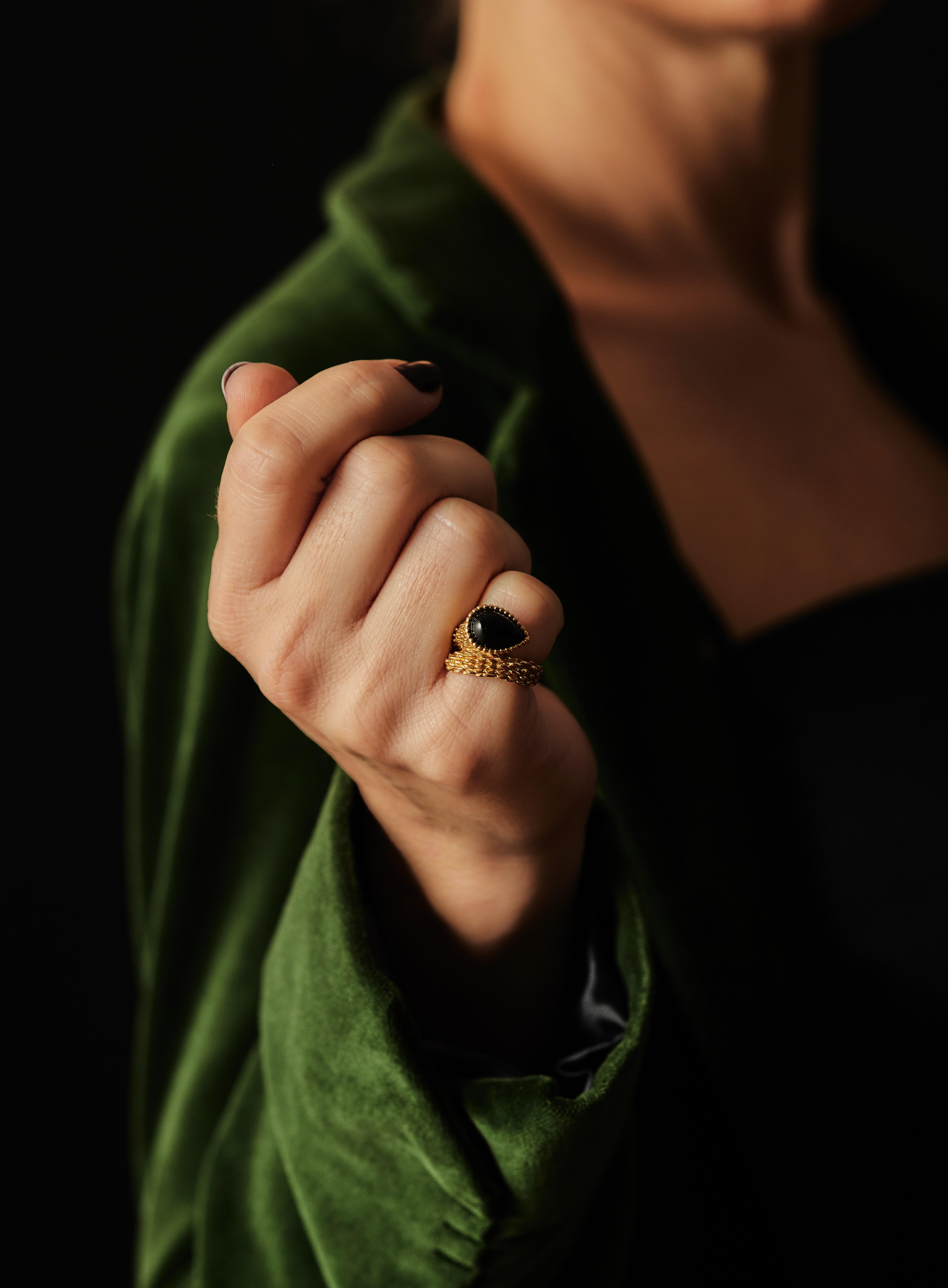 Rétro Anello Andre Vassort Serpent Bohème in onice e oro giallo 18 carati, circa 1970. in vendita