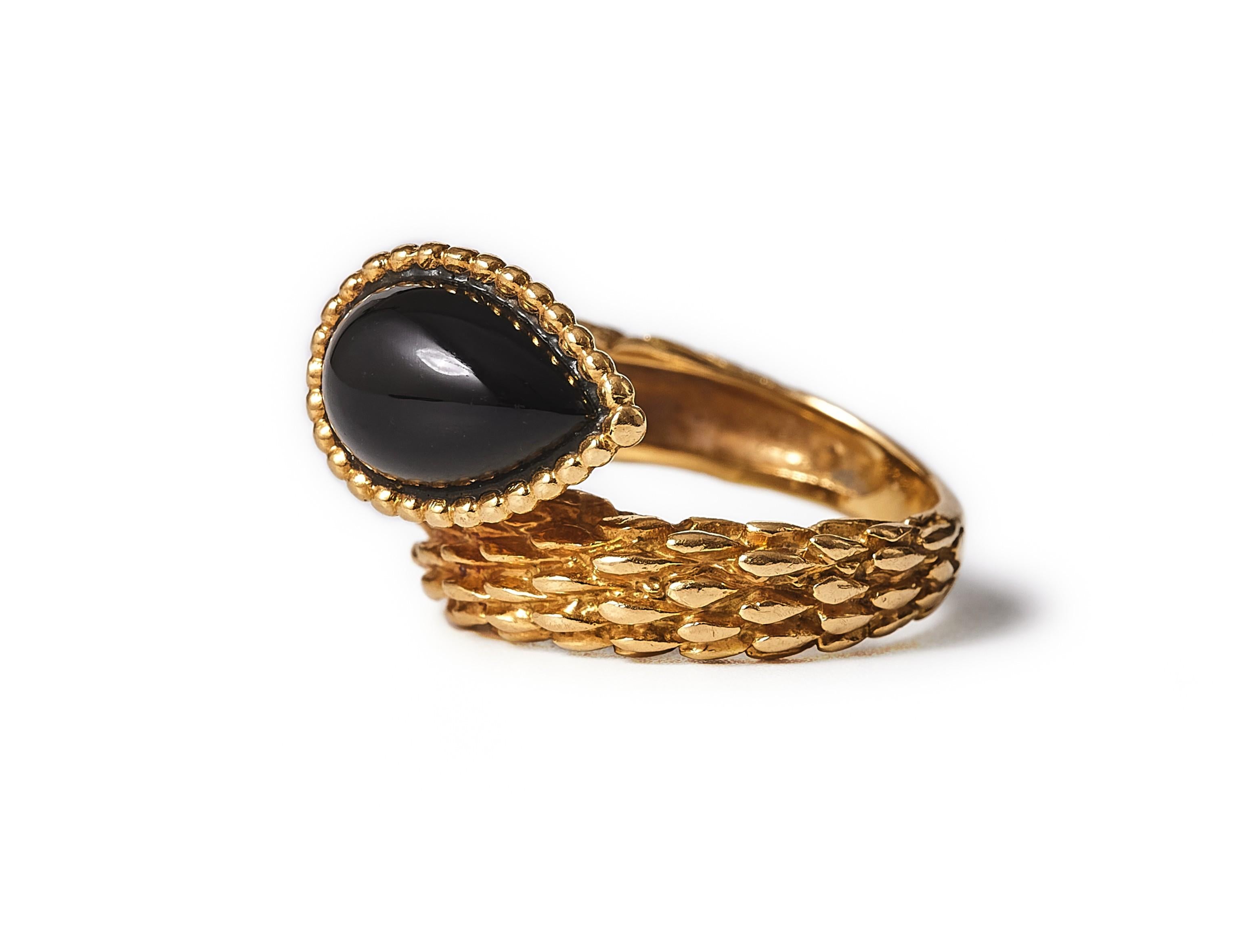 Cabochon Anello Andre Vassort Serpent Bohème in onice e oro giallo 18 carati, circa 1970. in vendita