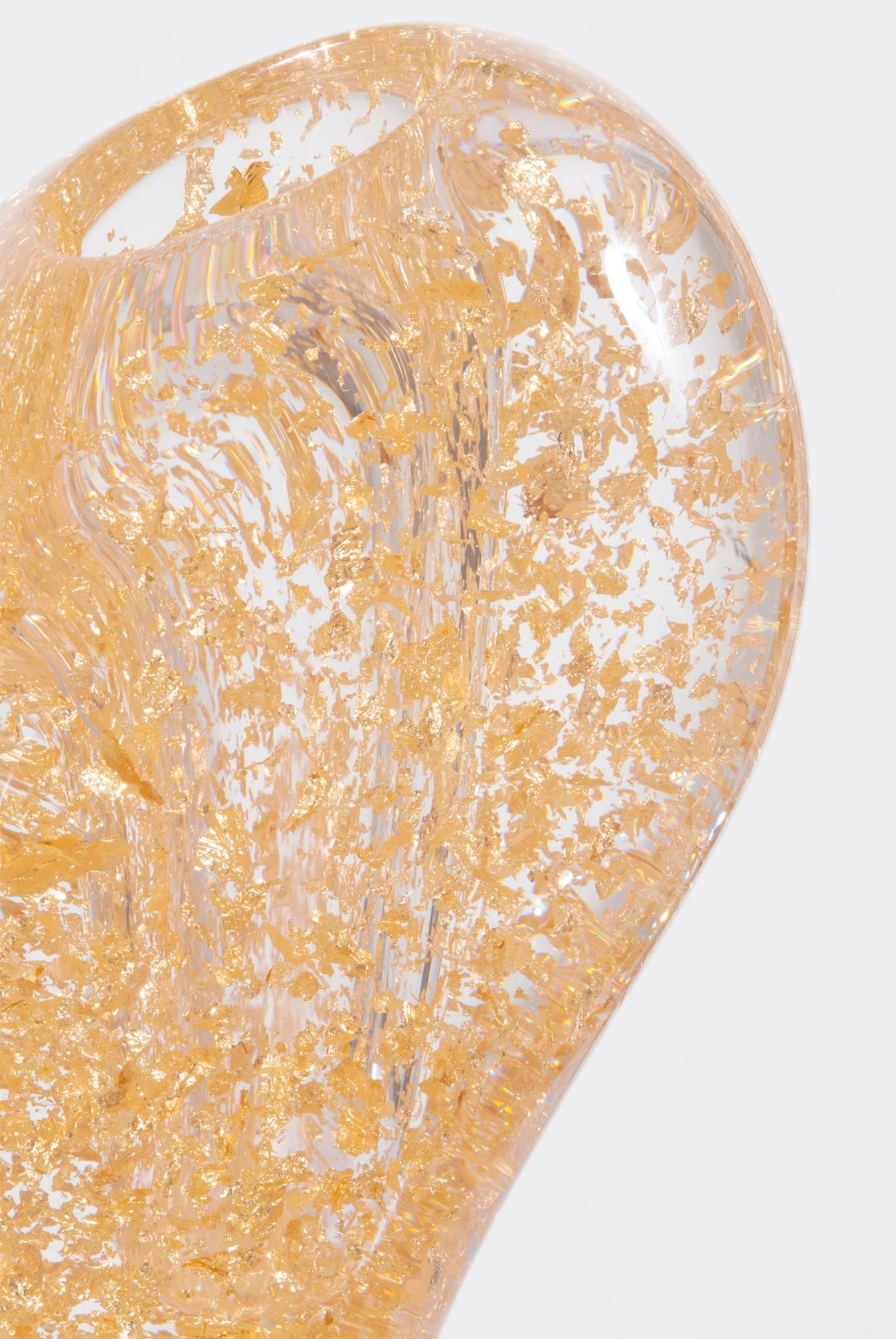 Eine wunderschöne Vase aus Plexiglas mit Goldfolienfragmenten, entworfen von Andrea Branzi und hergestellt von Superego Editions. Limitierte Auflage neun Stück. Signiert und nummeriert. Prototyp.

Biografie
Branzi studierte Architektur und Design