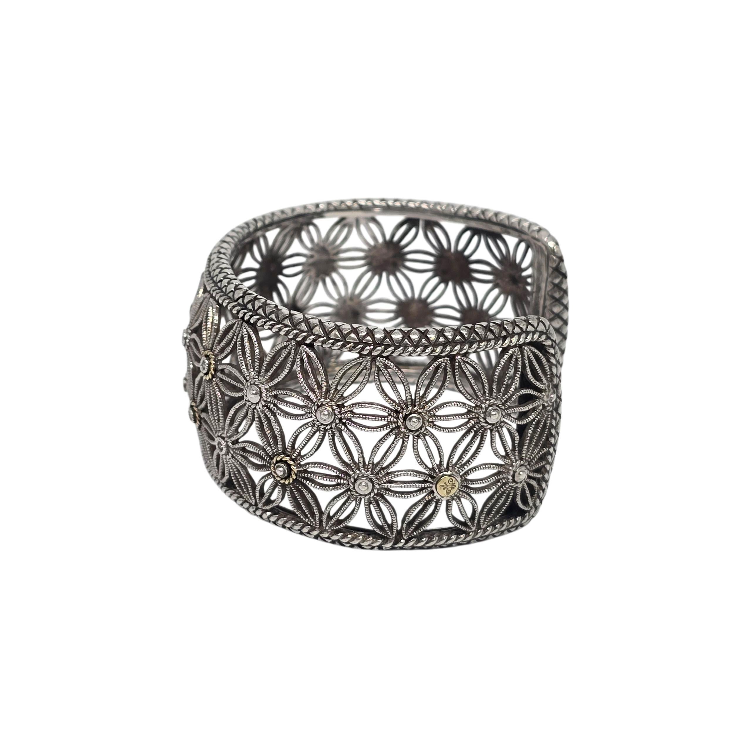 Manschettenarmband aus Sterlingsilber mit 18-karätigem Gold und Diamantbesatz - Blume Tesoro von Andrea Candela

Dieses breite und schöne Armband aus der Tesoro Kollektion zeichnet sich durch ein durchbrochenes Blumendesign mit kleinen